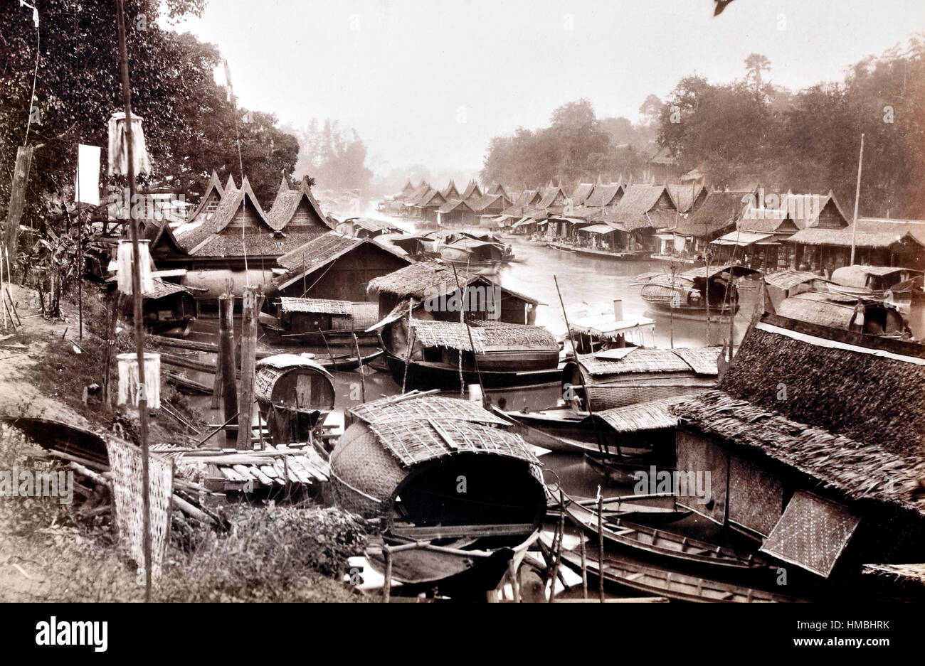 Das schwimmende Gebäude auf scheinen die entferntesten Banken Geschäfte und Hausboote, 1890-1900 Landschaft Bangkok, Thailand, Thai, Siam, Stockfoto