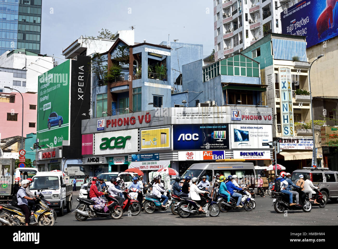 Rush Hour Pendler Auto taxis Motorroller Motorräder Pham Viet Chanh Straße - Nga Sau Cong Hoa Ho Chi Minh City (Saigon), Vietnam Stockfoto