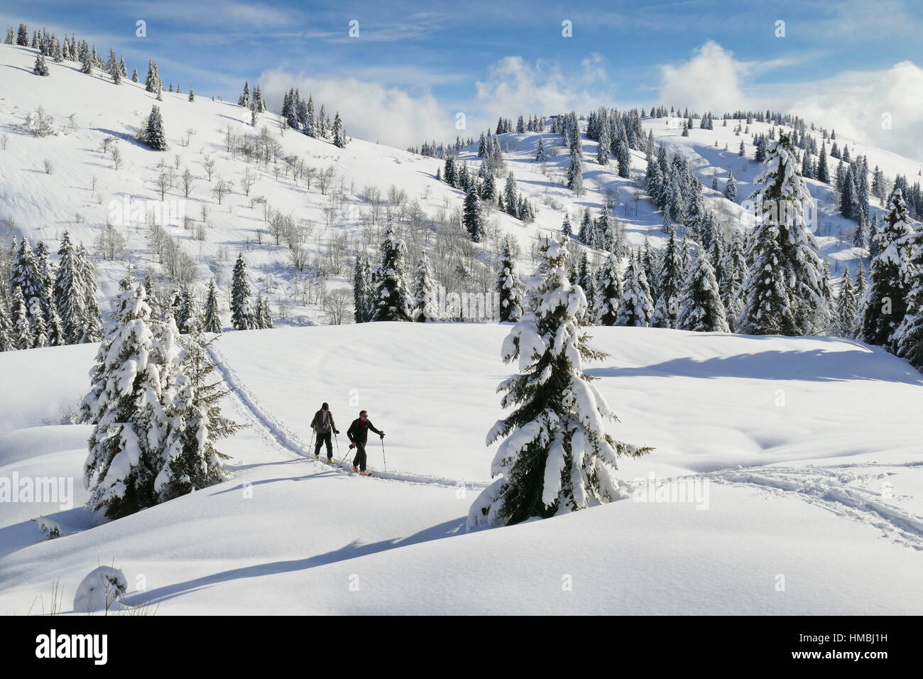 La Giettaz, kleines Tal "Val Arly" (Savoyen, Französische Alpen): bergige Landschaft mit Schnee bedeckt Stockfoto