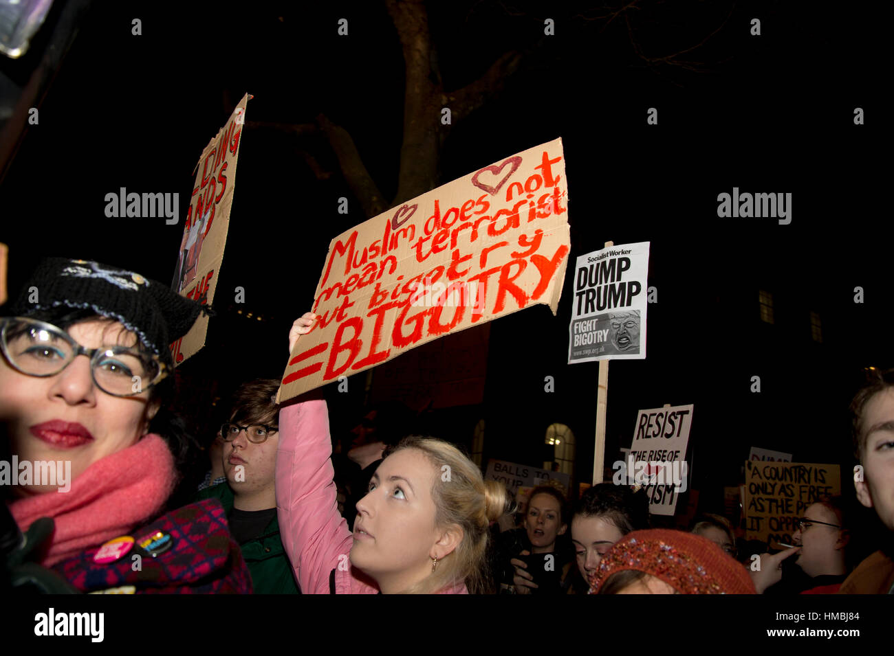 Whitehall. Protest gegen Donald Trump Reiseverbot für Muslime. Eine Frau hält einen Schild Spruch "Muslim bedeutet nicht, dass Terroristen es bedeutet Bigotterie". Stockfoto