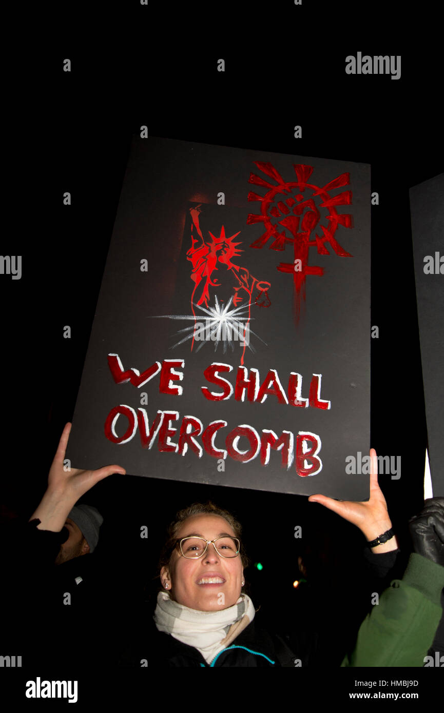 Protest gegen Donald Trump Reiseverbot für Muslime und die Einladung zum Staatsbesuch. Ein Demonstrant hält ein Plakat sagen "Wir overcomb werden" Stockfoto