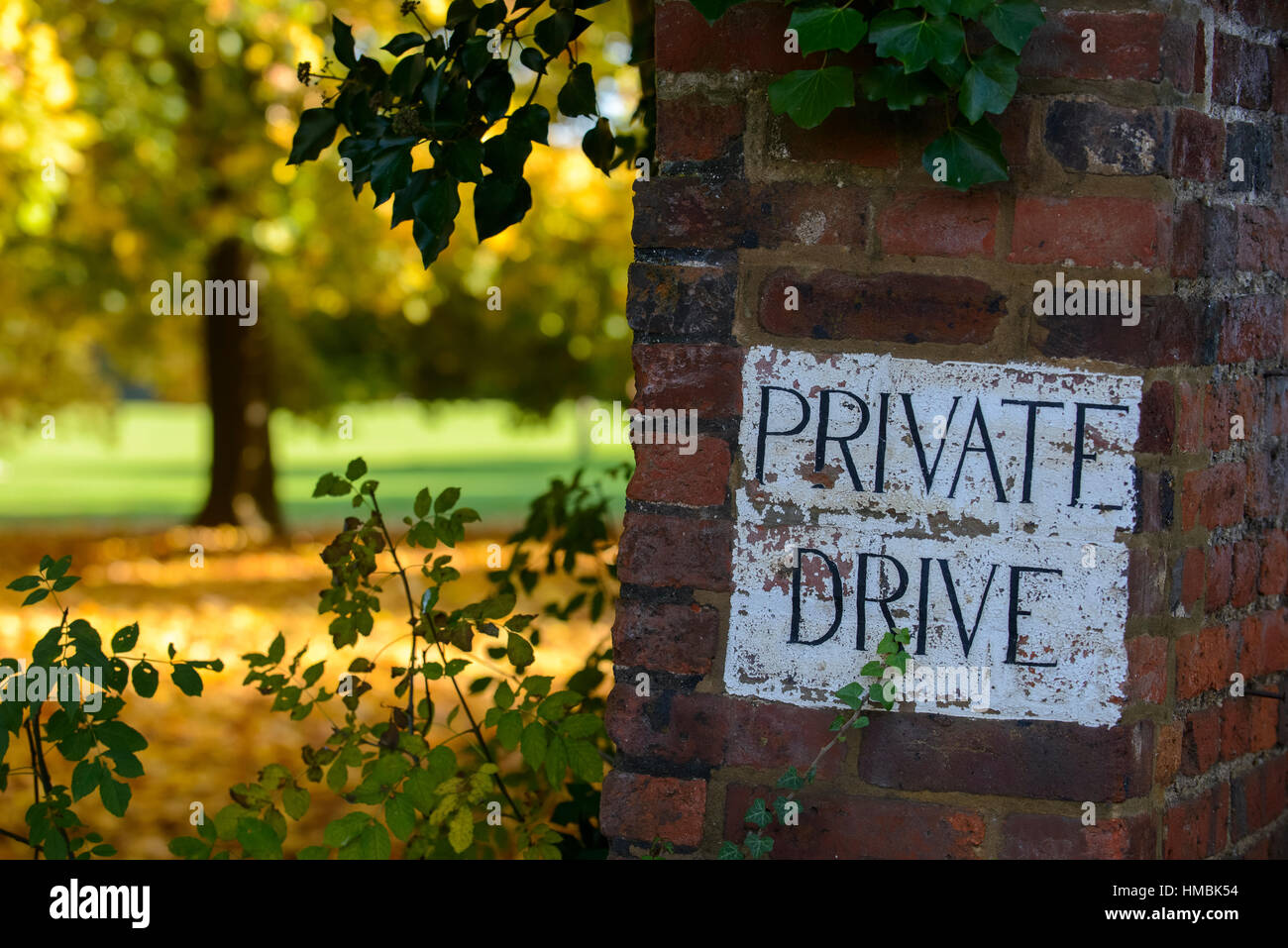 Alten verwitterten handbemalt "Private Drive" Zeichen in St Albans, Großbritannien Stockfoto
