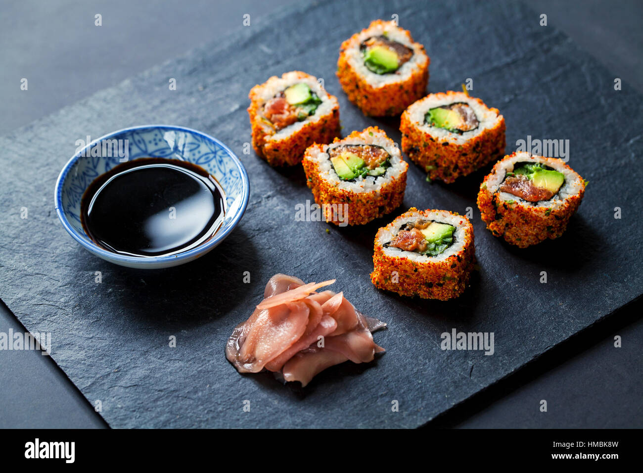 Lachs und Thunfisch Sushi auf schwarzem Schiefer Teller Stockfoto