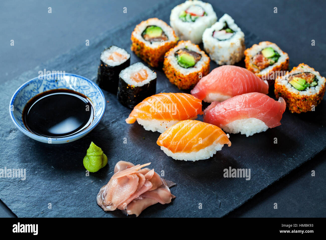 Lachs und Thunfisch Sushi auf schwarzem Schiefer Teller Stockfoto