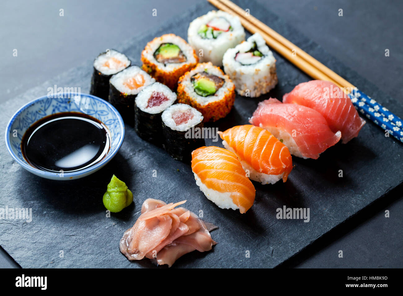 Lachs und Thunfisch Sushi auf schwarzem Schiefer Teller Stockfoto