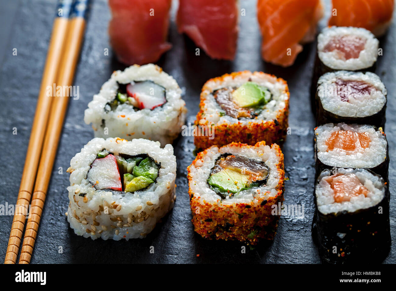 Lachs und Thunfisch Sushi auf schwarzem Schiefer Teller Stockfoto