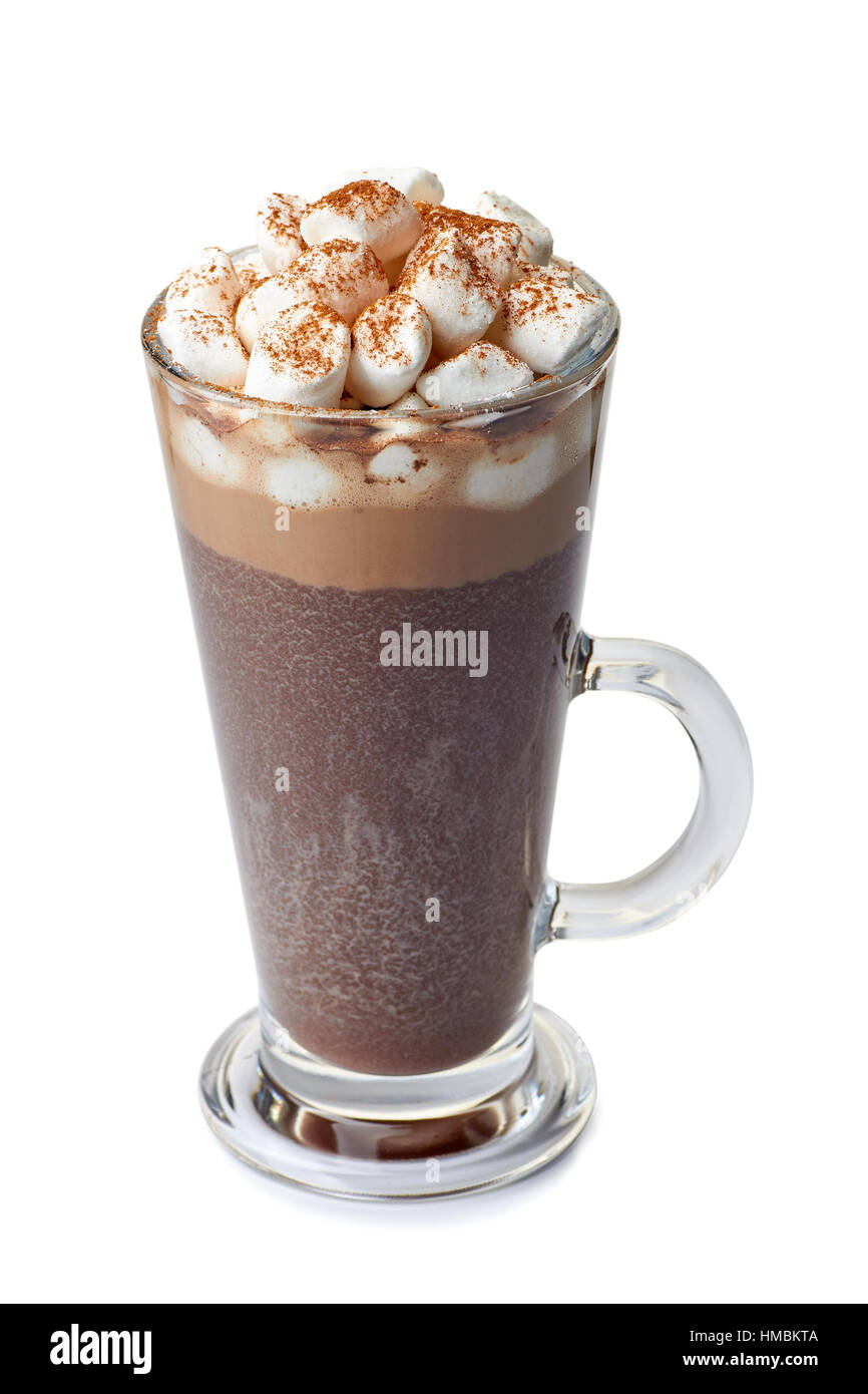 Heiße Schokolade mit Marshmallows in Glasschale auf weiß Stockfoto