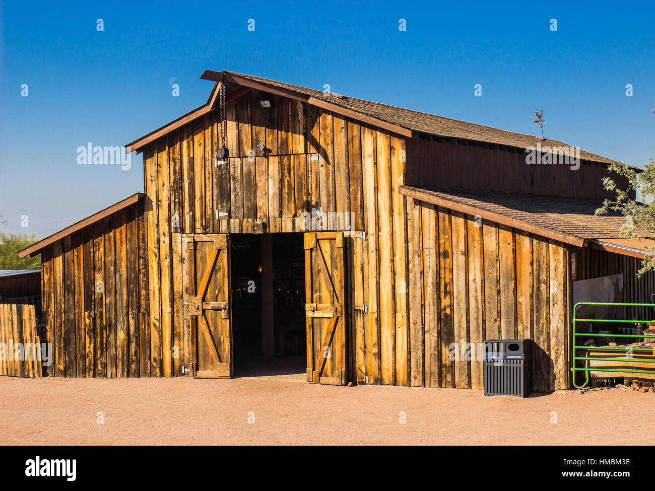 Alte hölzerne Scheune In der Wüste von Arizona Stockfoto