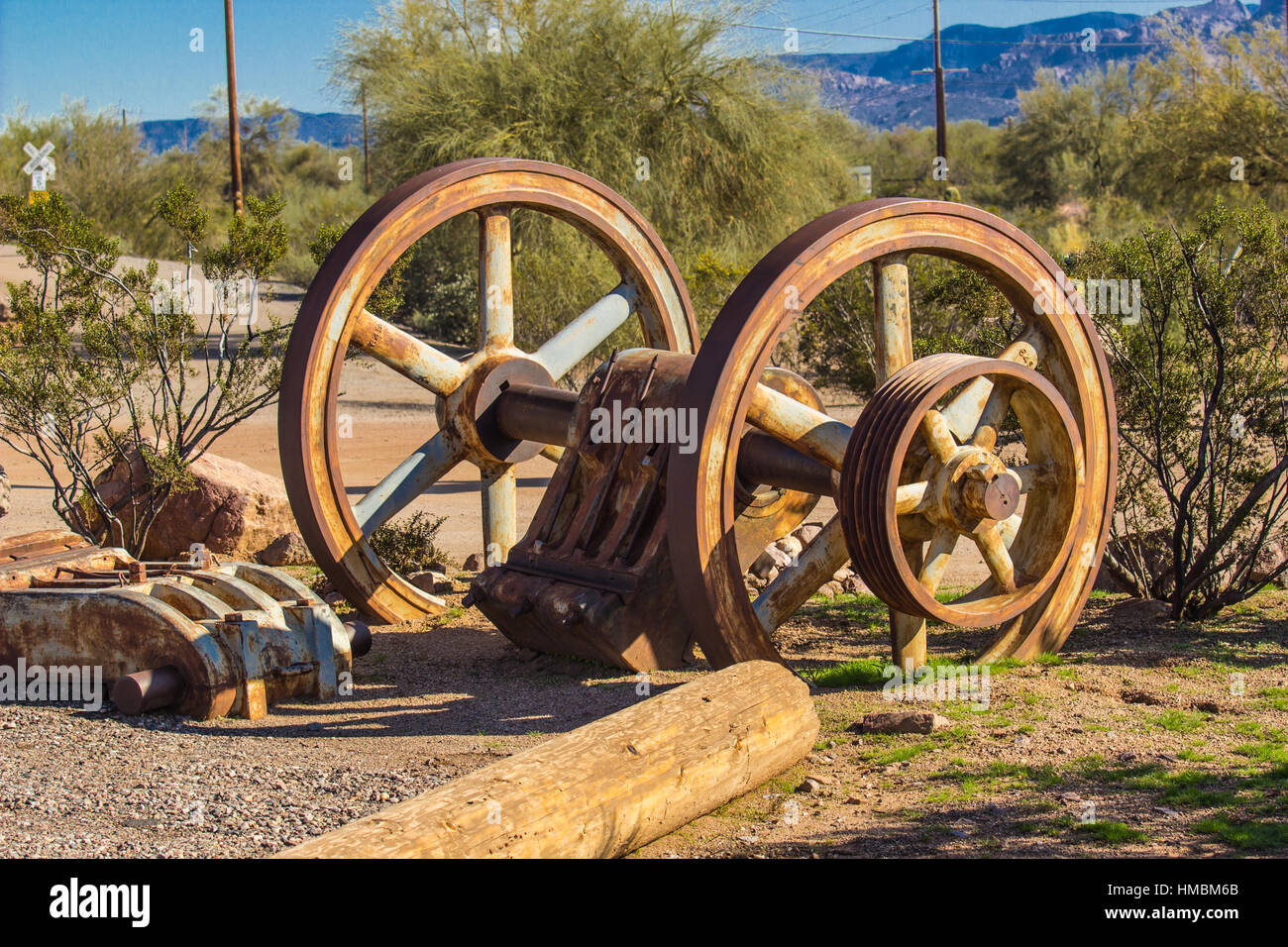 Vintage Eisenrädern Bergbau In der Wüste von Arizona Stockfoto