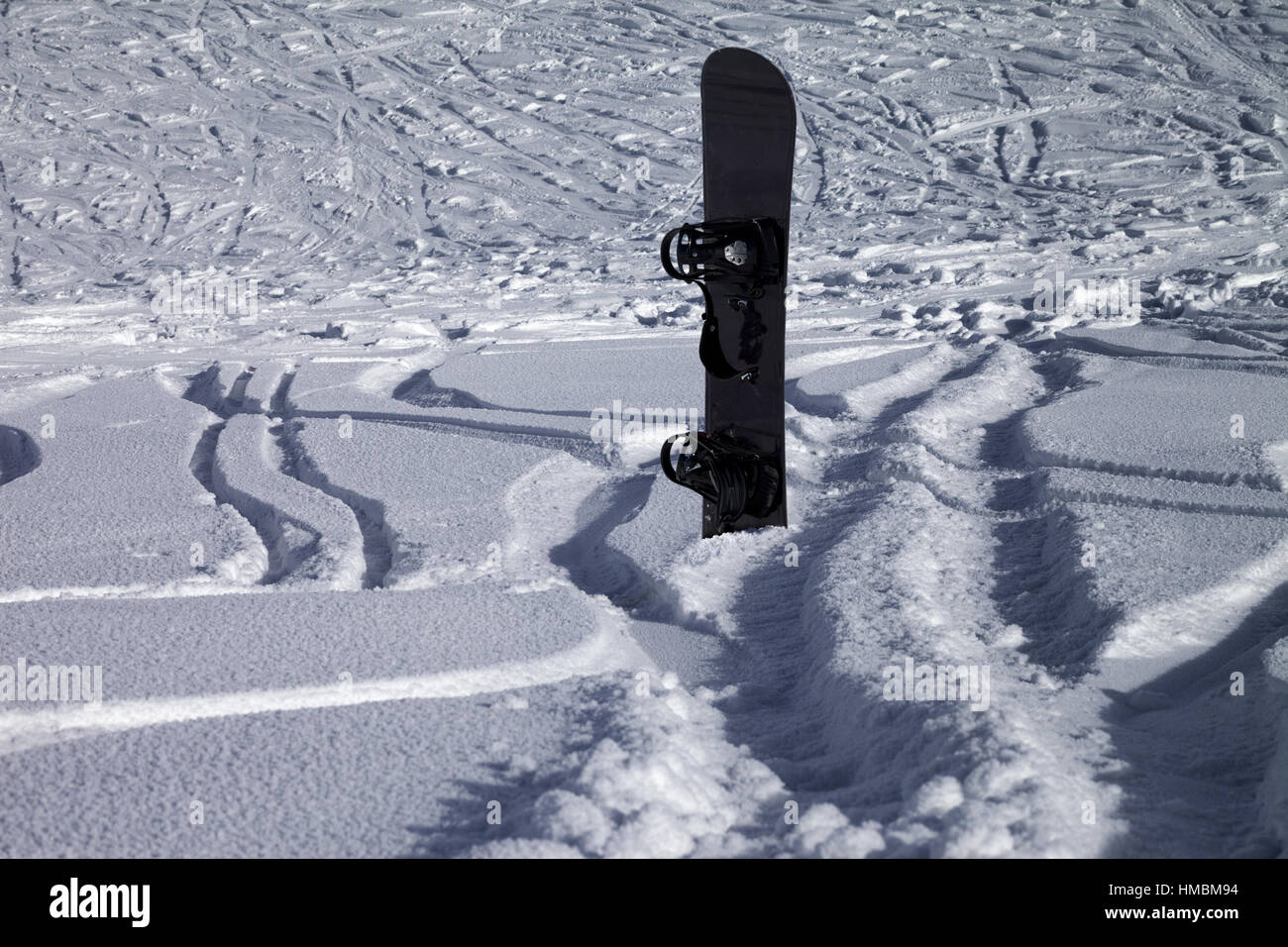 In Schneewehe und Off-Piste Hang mit neuen gefallenen Schnee Snowboard Stockfoto