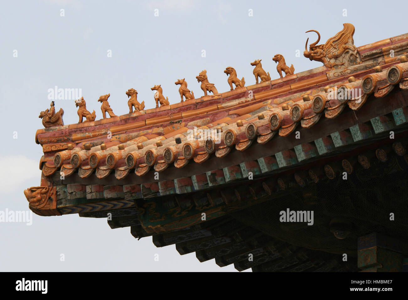 Keramikfiguren schmücken das Dach eines Pavillons in der verbotenen Stadt in Peking (China). Stockfoto