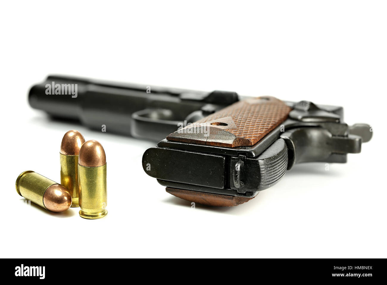 .45 Kugeln mit halbautomatischen Gewehr isoliert auf weißem Hintergrund Stockfoto