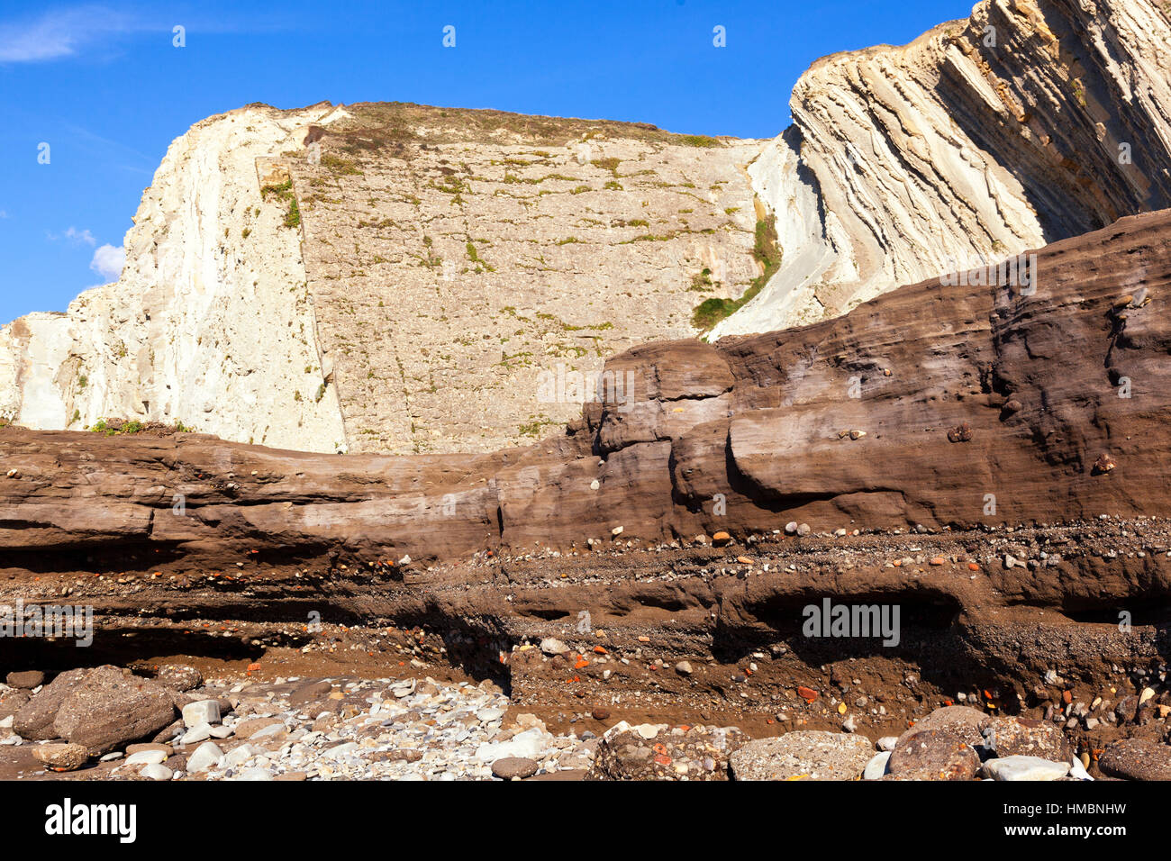 Tunelboca zementiert Strand von Biskay, Spanien. Sampleof das Anthropozän Alter, mit einer 7 m Schicht aus industriellen Ablagerungen an der Küste Stockfoto