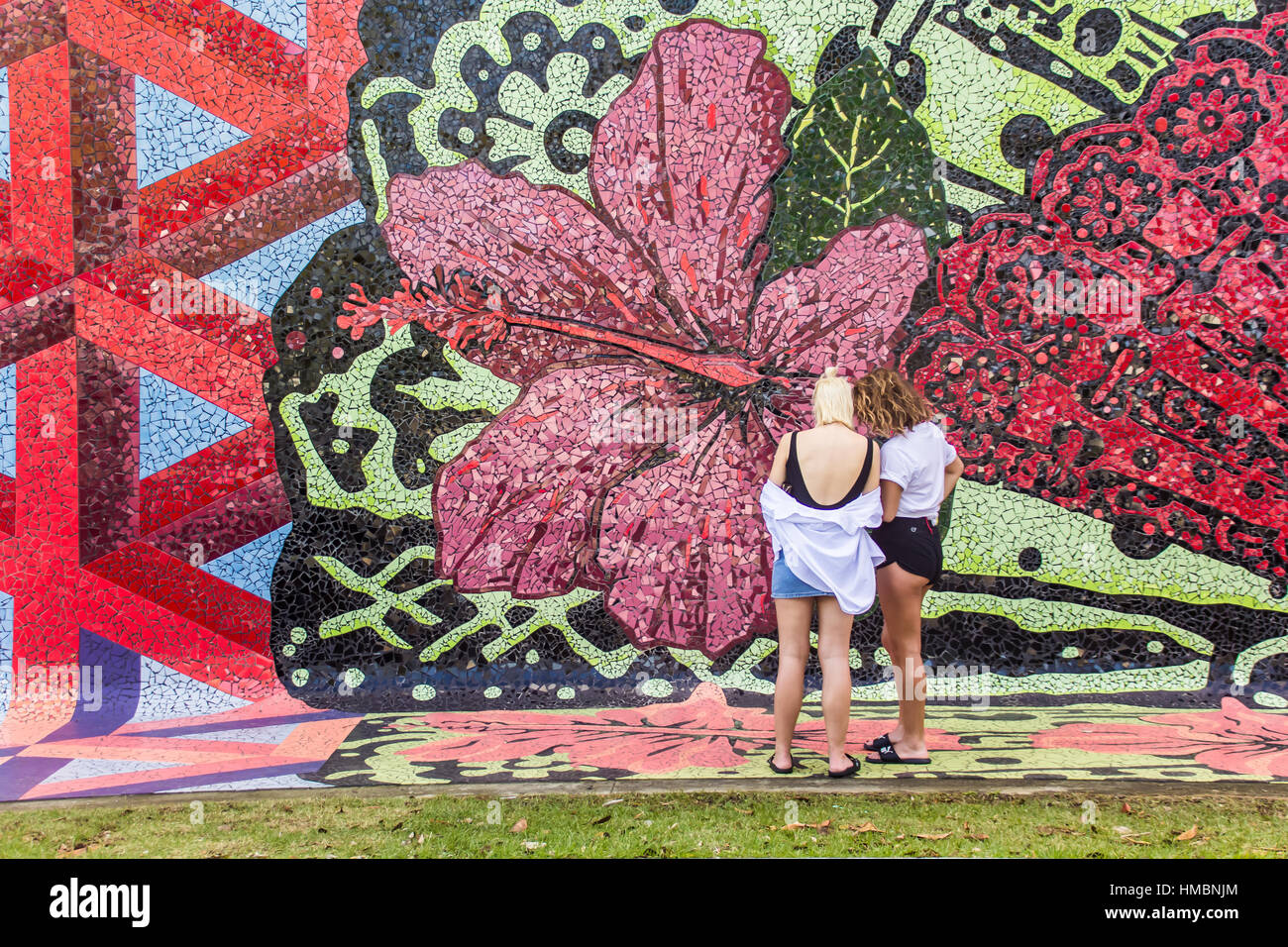 ZWEI MÄDCHEN STEHEN VOR EINEM WANDBILD, SAN JUAN, PUERTO RICO - JANUAR 2017. Stockfoto