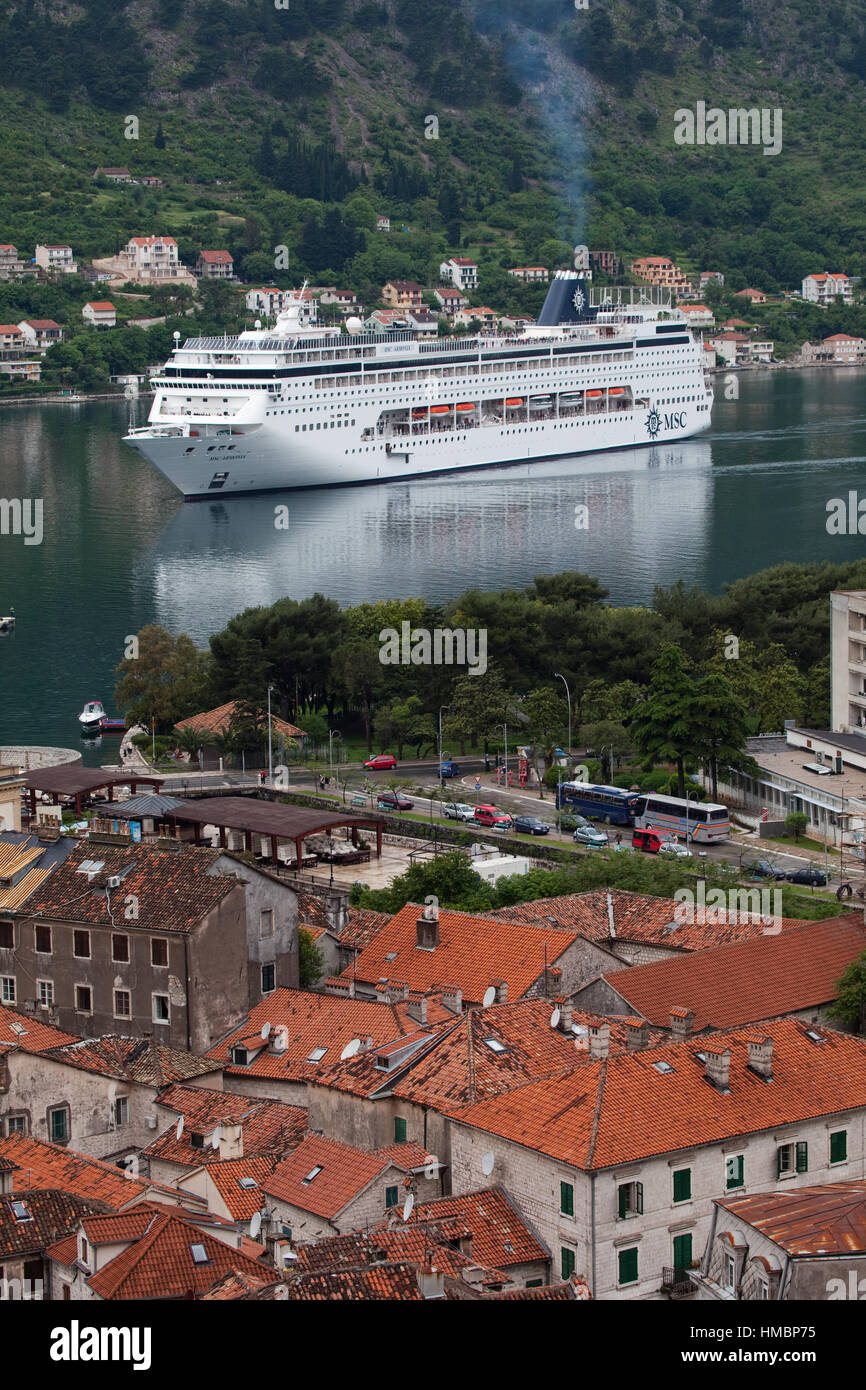 Ein Blick von oben auf den Fjord mit Blick auf Kotor Stockfoto