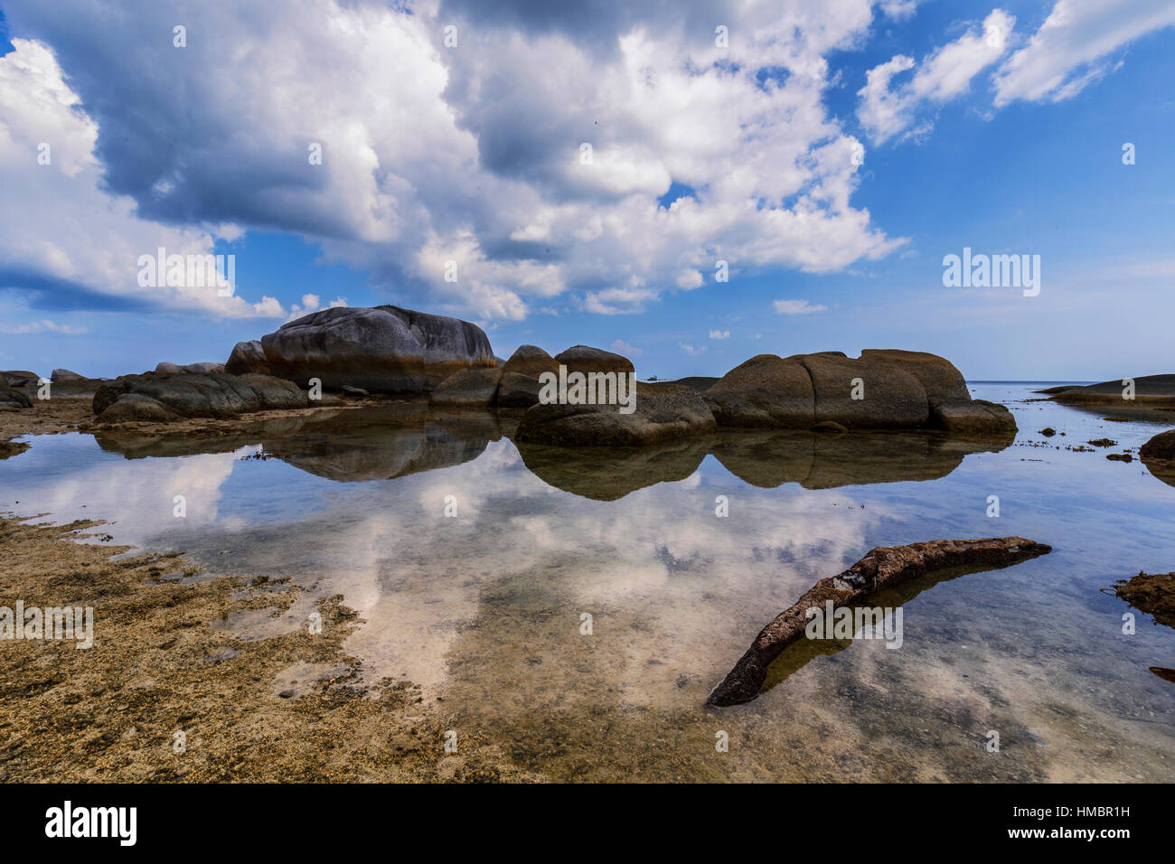 Gigantische Felsen am sonnigen Tag, Belitung, Indonesien Stockfoto