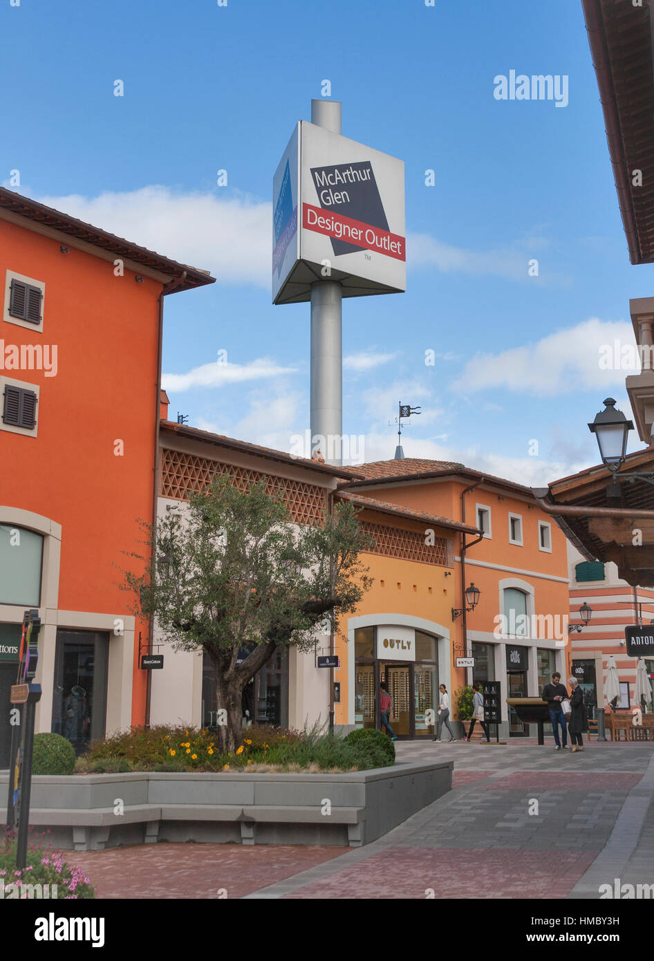 MUGELLO, Italien - 11. September 2014: Menschen spazieren McArthurGlen Designer Outlet Barberino Geschäften befindet sich in 30 Minuten von Florenz entfernt. McArthurGlen Stockfoto