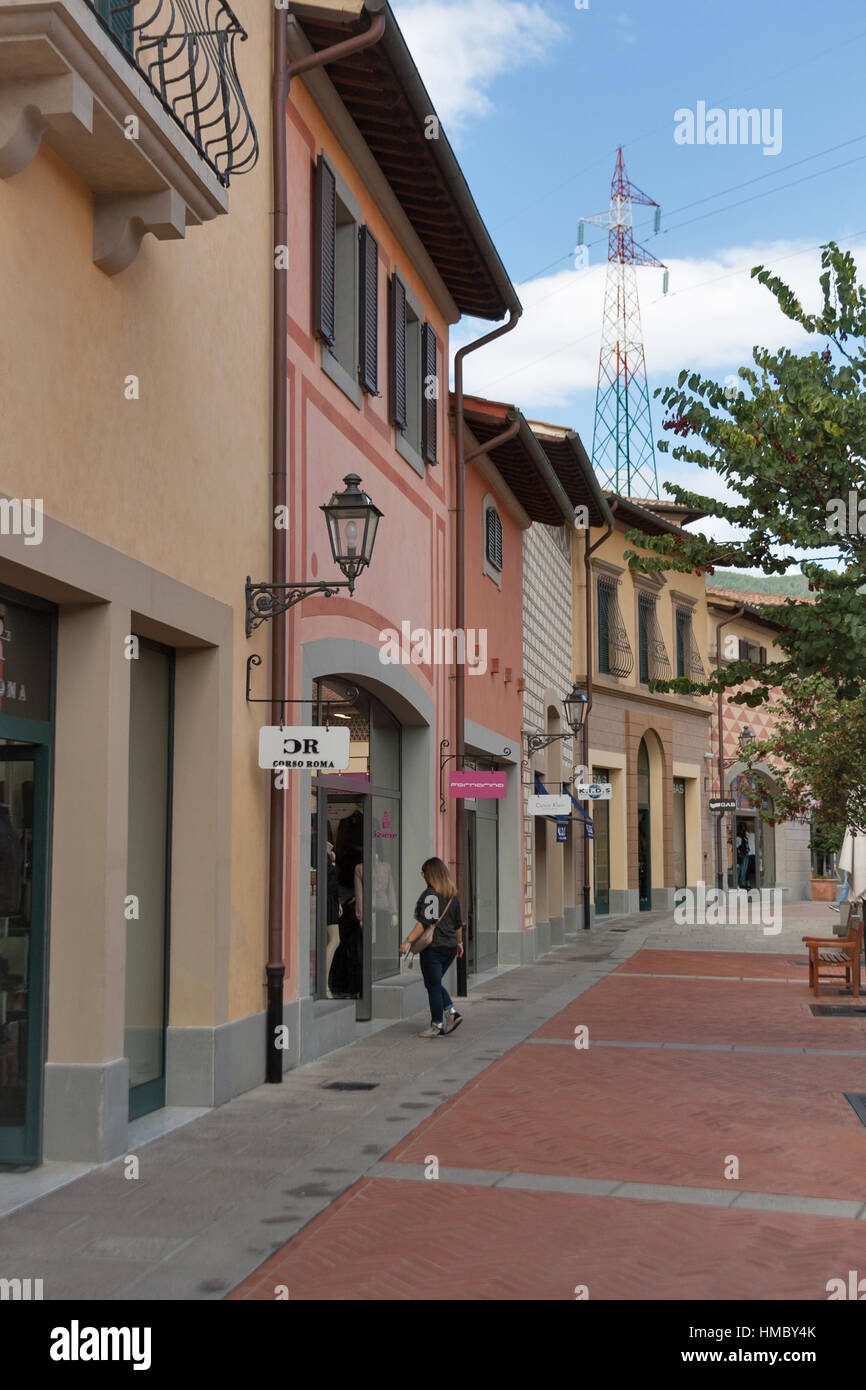 MUGELLO, Italien - 11. September 2014: Menschen Shop Fornarina im McArthurGlen Designer Outlet Barberino liegt in 30 Minuten von Florenz entfernt. McAr Stockfoto