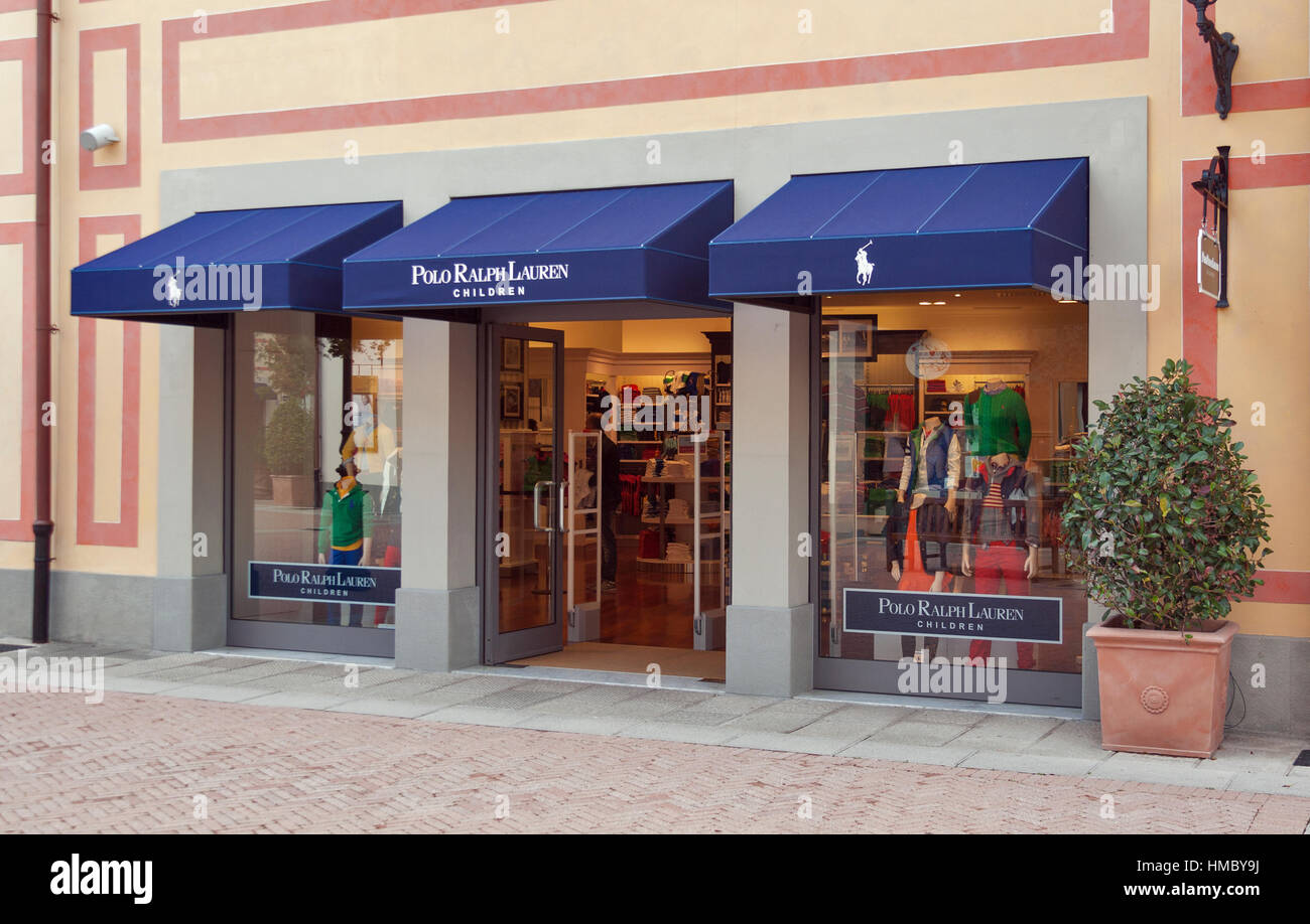 MUGELLO, Italien - 11. September 2014: Menschen Shop Polo Ralph Lauren  Kinder im McArthurGlen Designer Outlet Barberino. Ralph Lauren wurde  gegründet Stockfotografie - Alamy