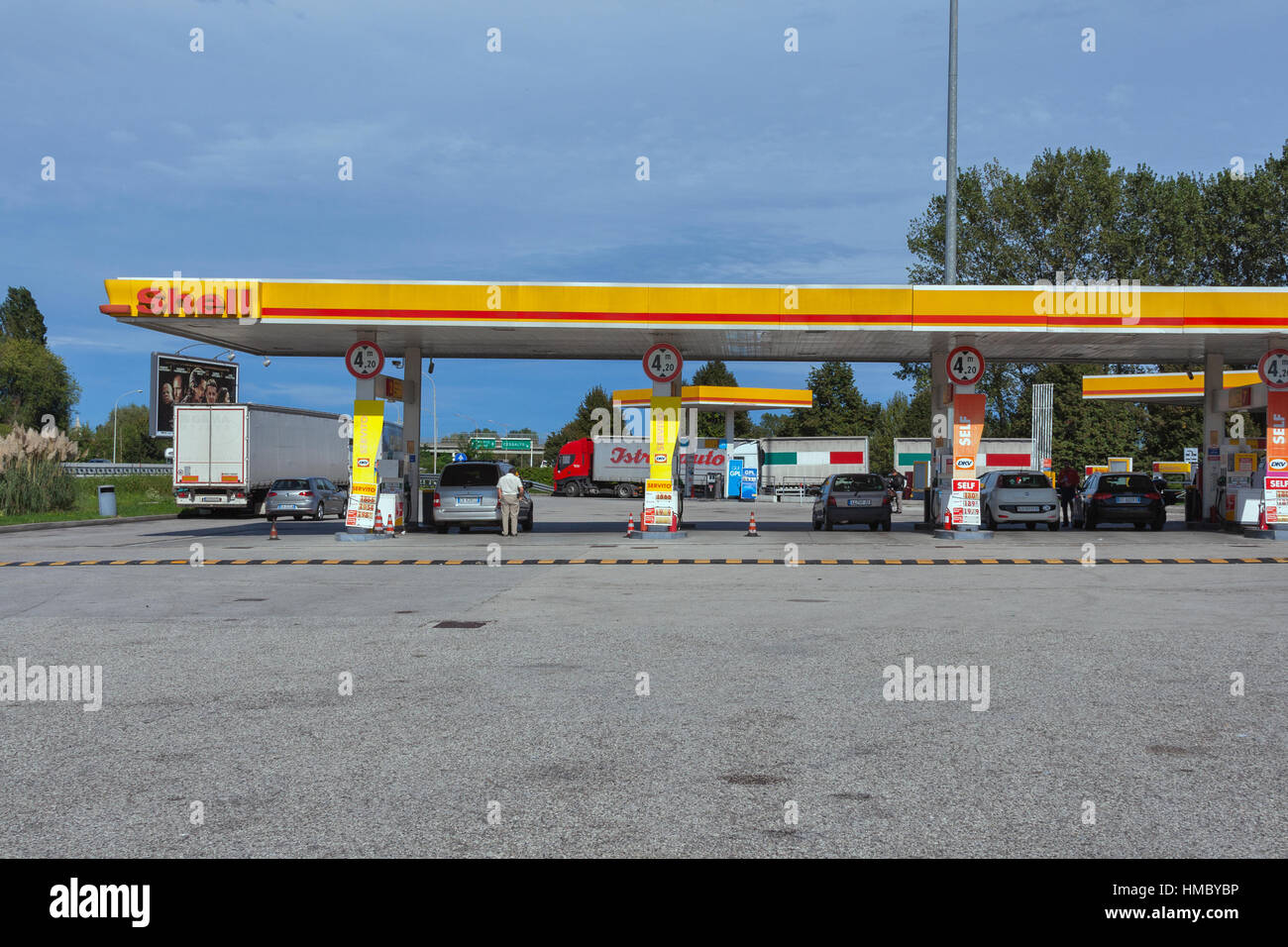 CESSALTO, Italien - 11. September 2014: Menschen füllen Sie Autos auf Shell- Tankstelle in der Nähe Autobahn. Royal Dutch Shell ist ein multinationales  Unternehmen, eines Stockfotografie - Alamy