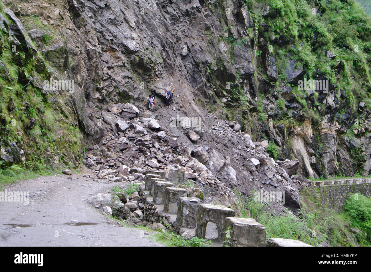 Ein Erdrutsch die Straße in Kali Gandaki Tal in Nepal, in der Nähe von Tatopani, in der Monsun-Regenzeit unterbrechen Stockfoto