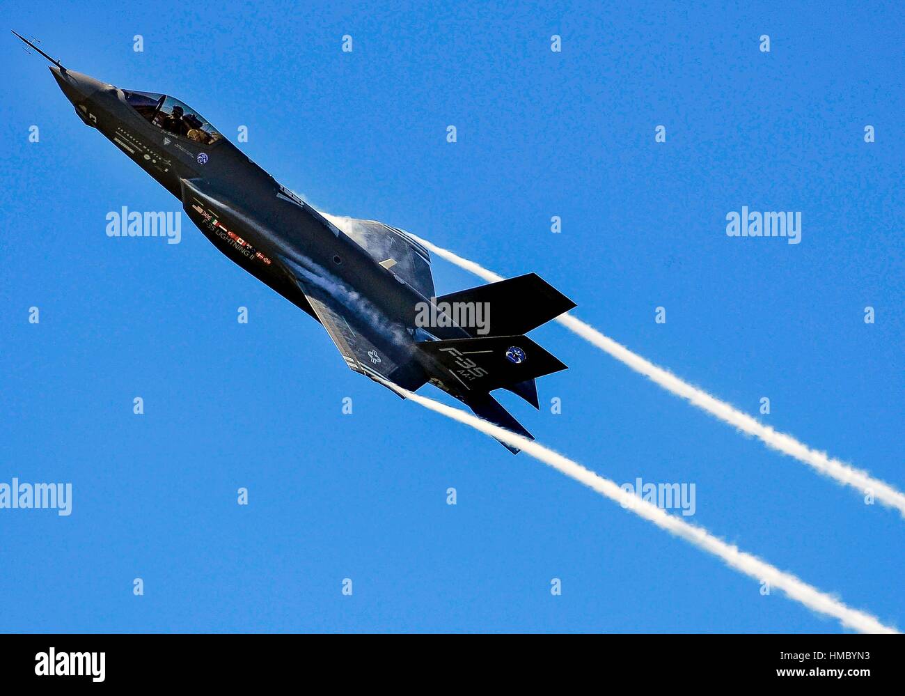Eine F-35 Lightning ii Joint Strike Fighter test aircraft Banken über die flightline in Eglin Air Force Base, Fla. , 23. April, Senden von Kondensstreifen Stockfoto