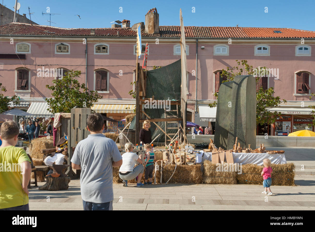 POREC, Kroatien - 14. September 2014: Unkenntlich Menschen besuchen Straßenmarkt am 8. historische Festival Giostra. Festival ergibt sich aus historischen Tatsache Stockfoto