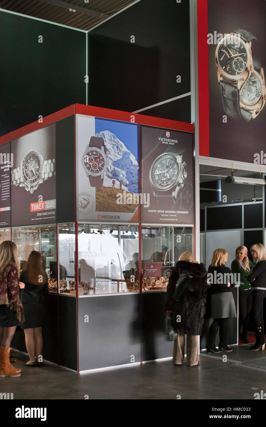 Kiew, Ukraine - 17. November: Besucher besuchen, Victorinox, Timex und Wenger Uhren stand im Herbst Juwelier Expo Ausstellung im KyivExpoPlaza Ausstellung Stockfoto