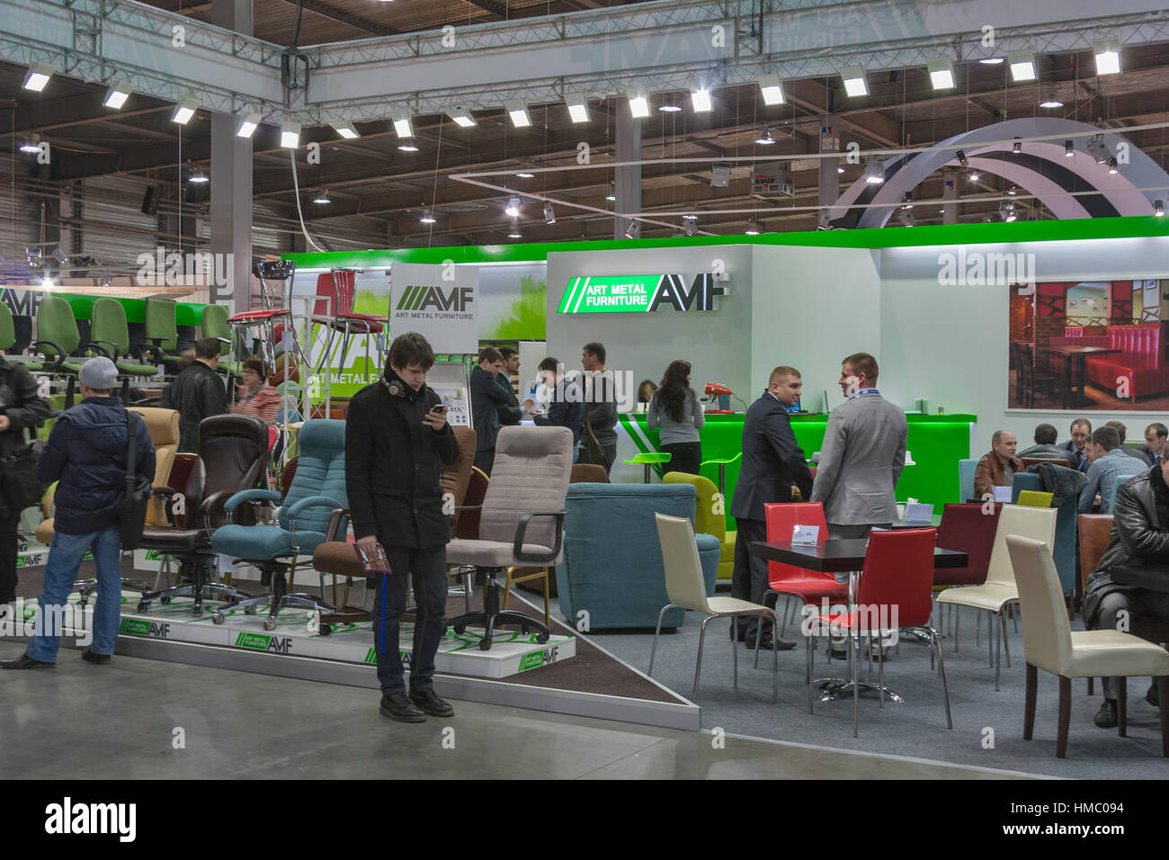 Besucher besuchen Sie Kunst Metall Möbel (AMF) Unternehmen Stand während Kiew International Möbel Forum in Kyiv Expo Plaza Exhibition Center in Kiew, Ukraine Stockfoto Besucher besuchen Sie Kunst Metall Möbel (AMF) Unternehmen Stand während Kiew International Möbel Forum in Kyiv Expo Plaza Exhibition Center in Kiew, Ukraine Stockfoto