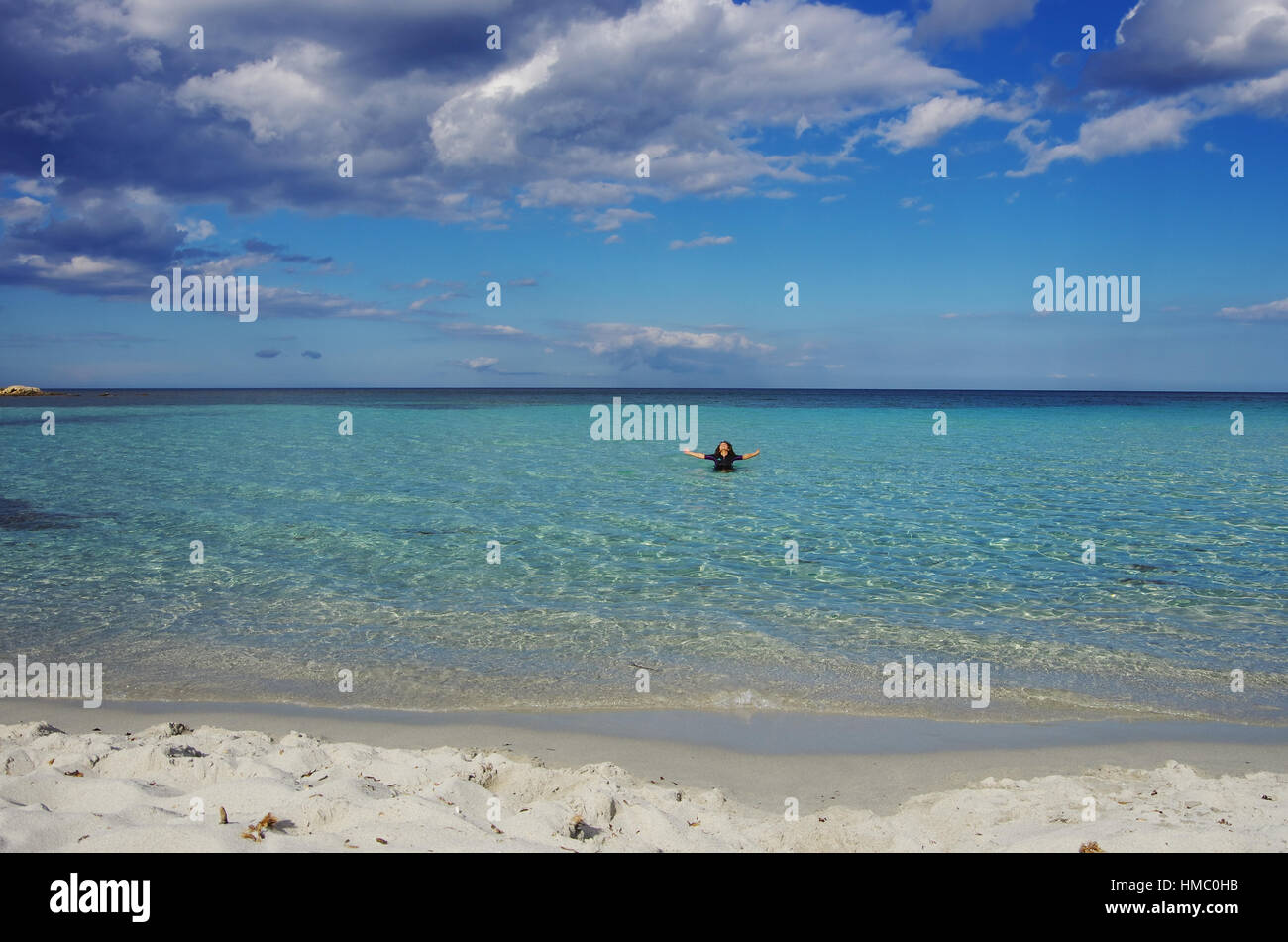 Jungen Erwachsenen Frau mit Badeanzug in die perfekt blauen Meer von Sardinien. Stockfoto