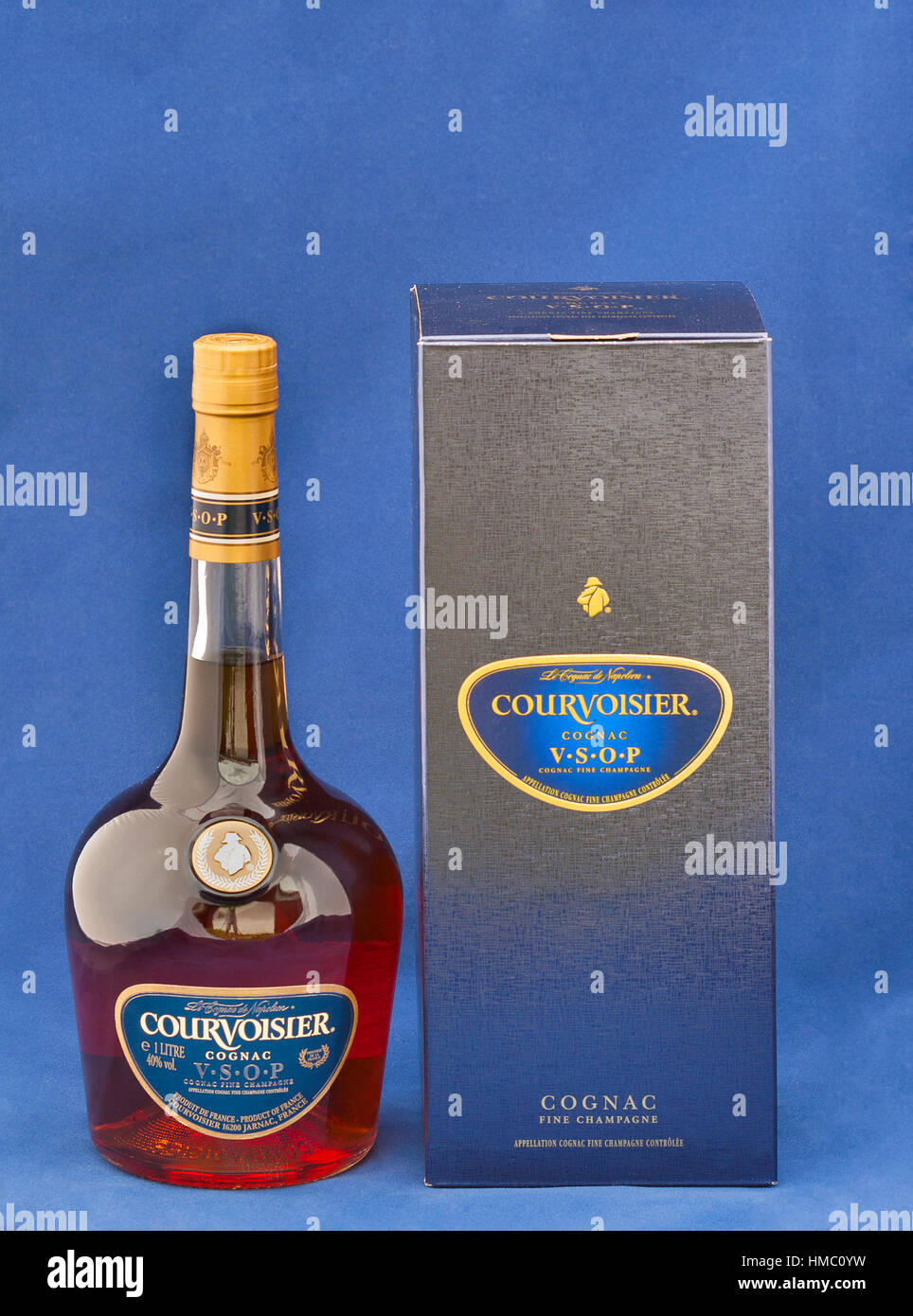 Kiew, UKRAINE - 6. Mai 2012: Courvoisier v.s.o.p. (sehr spezielle oder superior alte blass) Cognac Fine Champagne Flasche und Kasten vor blauem Hintergrund. C Stockfoto