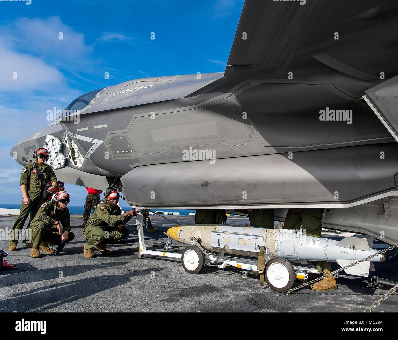 Pazifik (nov. 14, 2016) ordnance ist für eine F-35b Blitz ii kurze Start-/vertikale Landung (Stovl) Flugzeuge, die auf dem Amphibischen vorbereitet Stockfoto