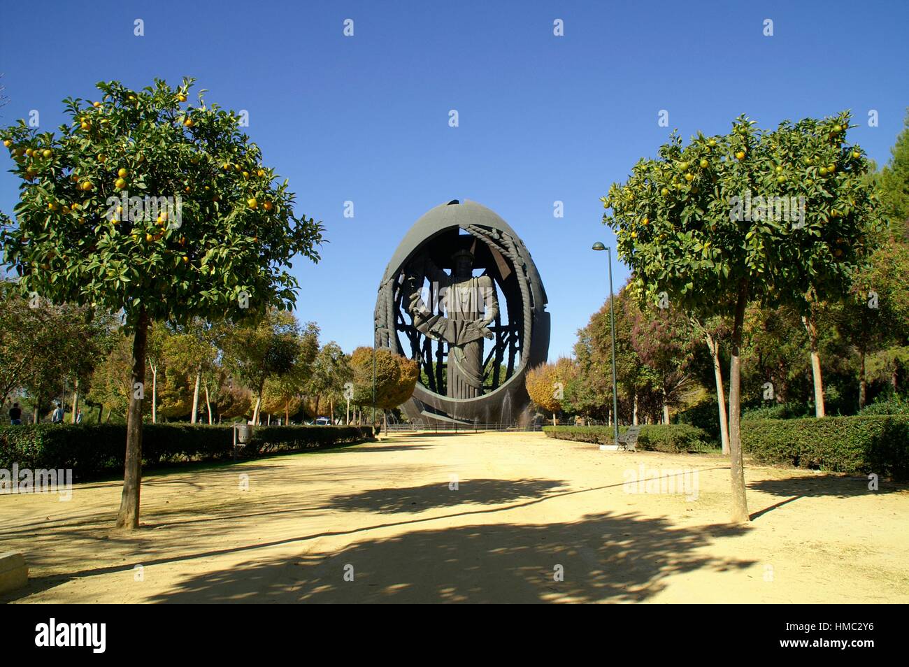 Sevilla (Spanien). Die Geburt des neuen Menschen, im Volksmund bekannt als das Ei des Columbus Park in San Jerónimo. Stockfoto