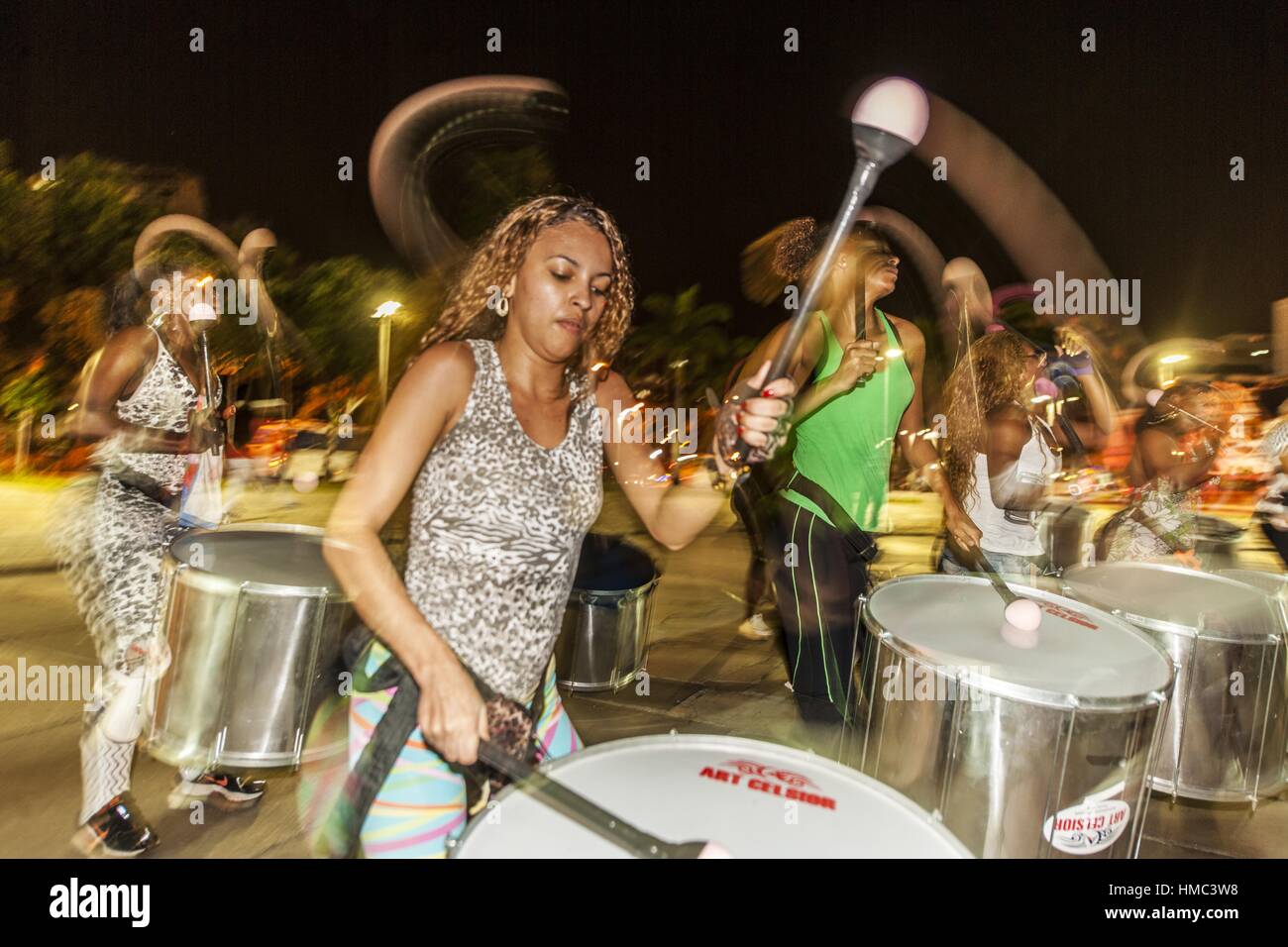 Brasilien, Rio de Janeiro. Probe der bloco das cacheadas, ein Karneval drums Gruppe von Mädchen mit lockigem Haar an der Praca cardeal Camara, Lapa Stockfoto