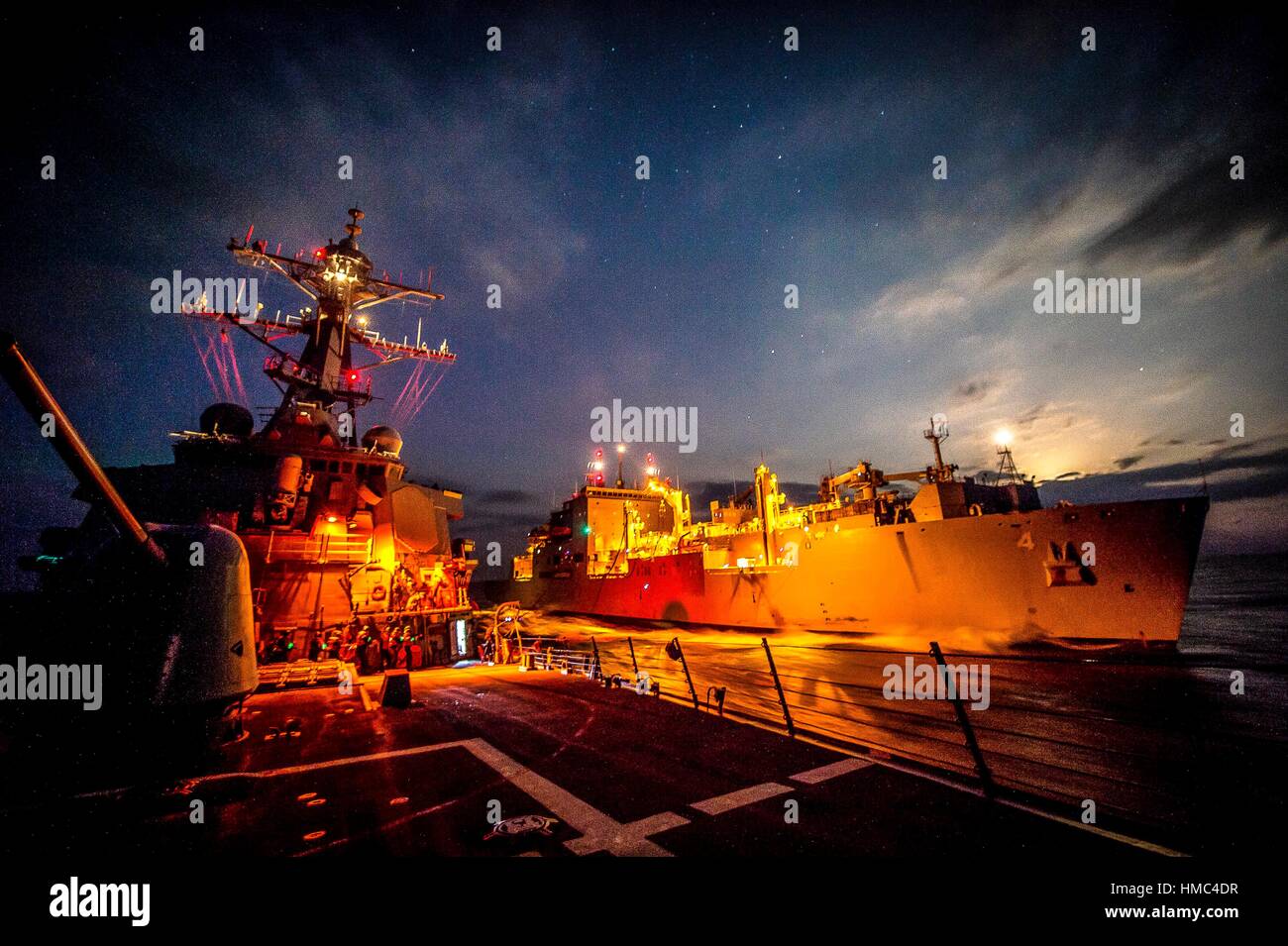 Meer von Japan (nov. 16, 2016) der Einsatz der Arleigh-Burke-Klasse geführte Anti-raketen-Zerstörer USS Barry (Ddg52) führt ein unterwegs-Auffüllung Stockfoto