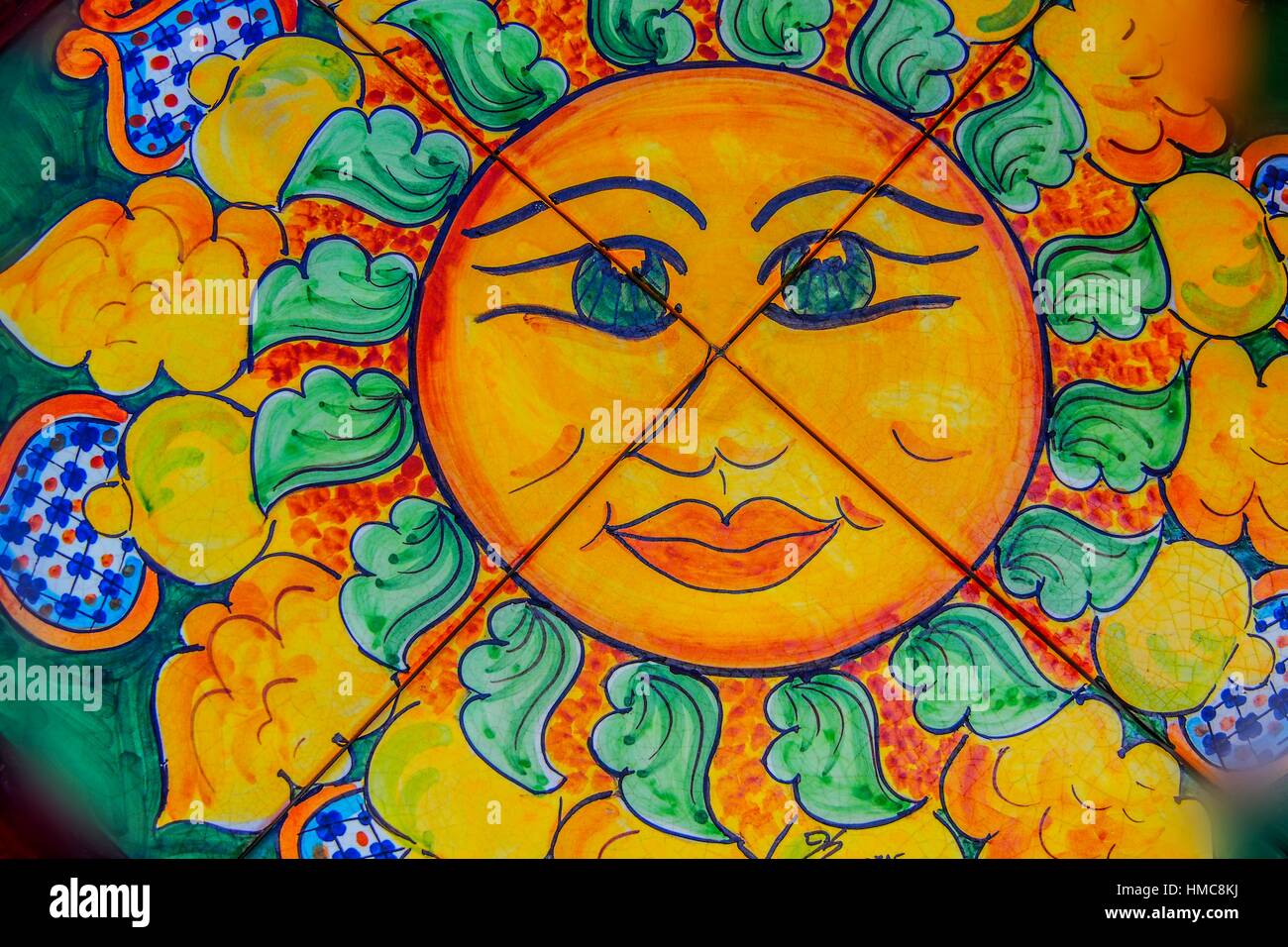 Handbemalte Keramikfliesen Darstellung eine Sonne, Sizilien, Italien Stockfoto
