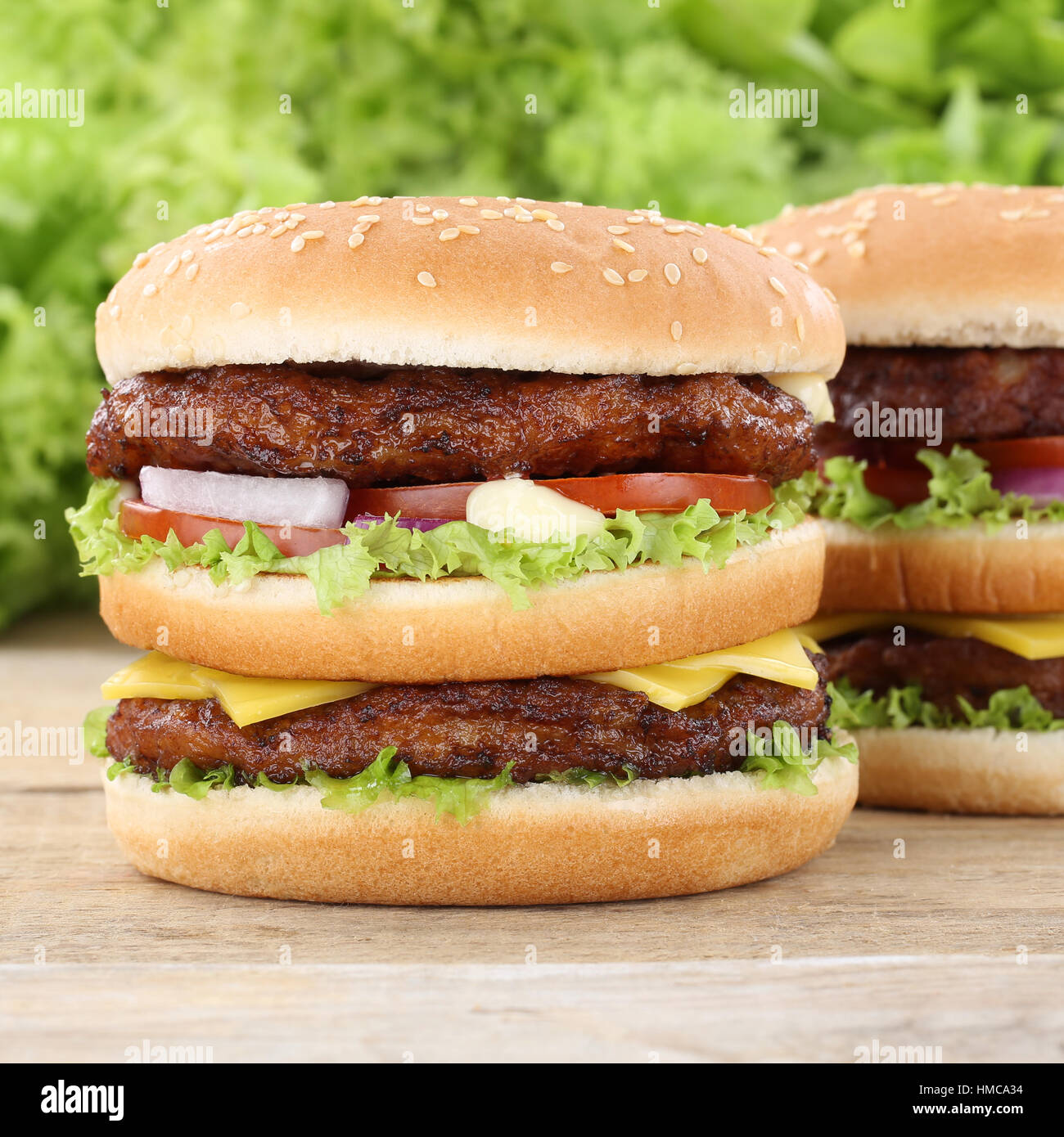 Doppel burger Hamburger snack Rindfleisch Tomaten Salat Käse ungesund Stockfoto
