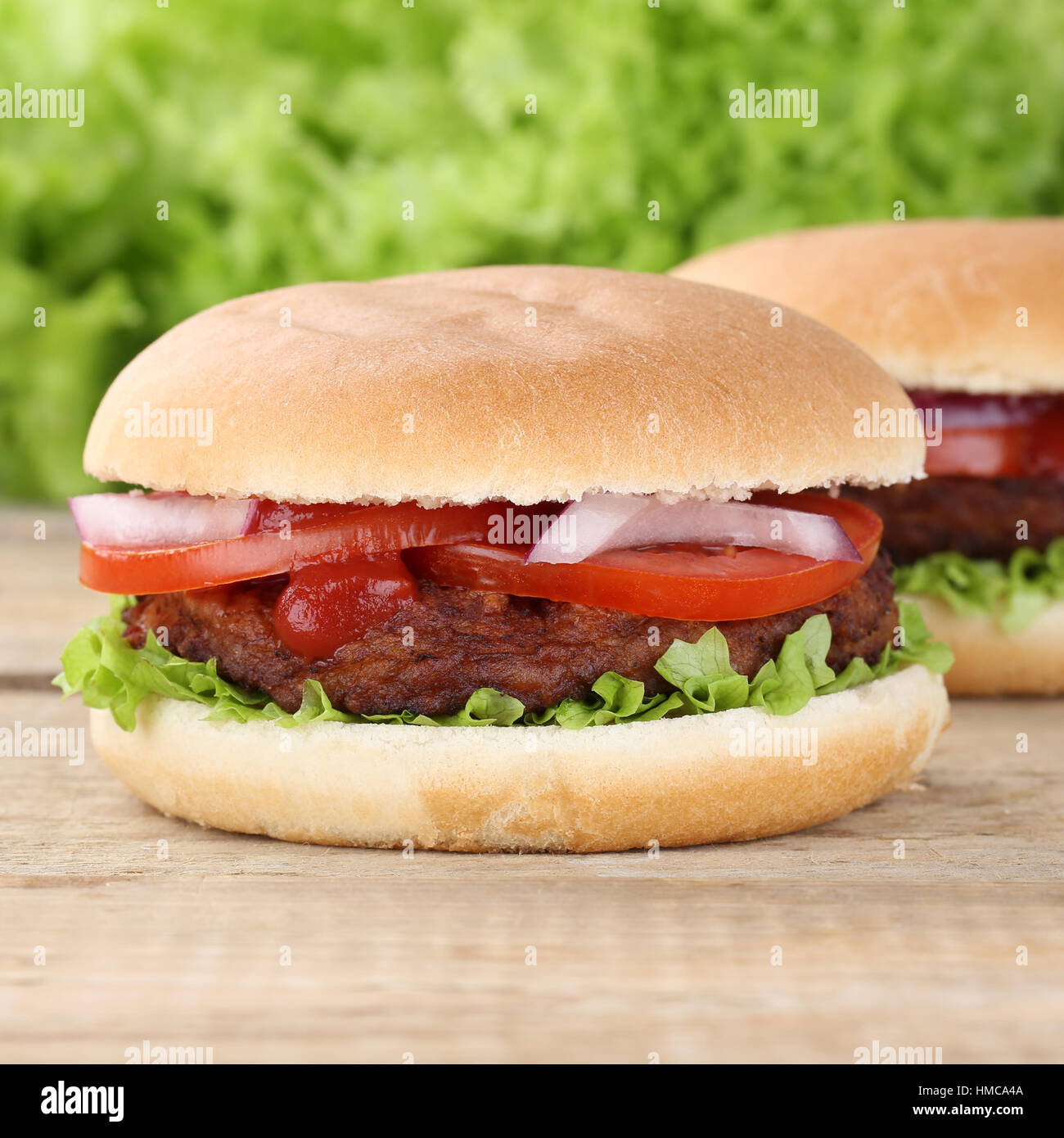 Hamburger snack Rindfleisch tomaten salat das ungesunde Essen Sandwich Stockfoto
