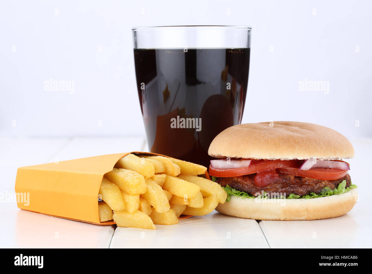 Hamburger und Pommes frites Menü combo Cola trinken das ungesunde Essen essen Stockfoto