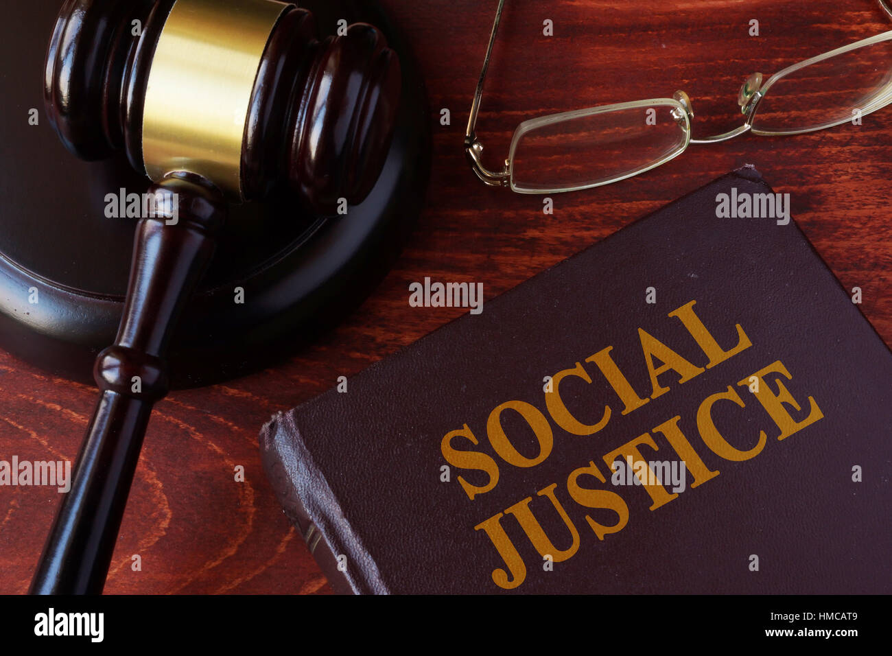 Buchen Sie mit Titel soziale Gerechtigkeit auf einem Tisch. Stockfoto
