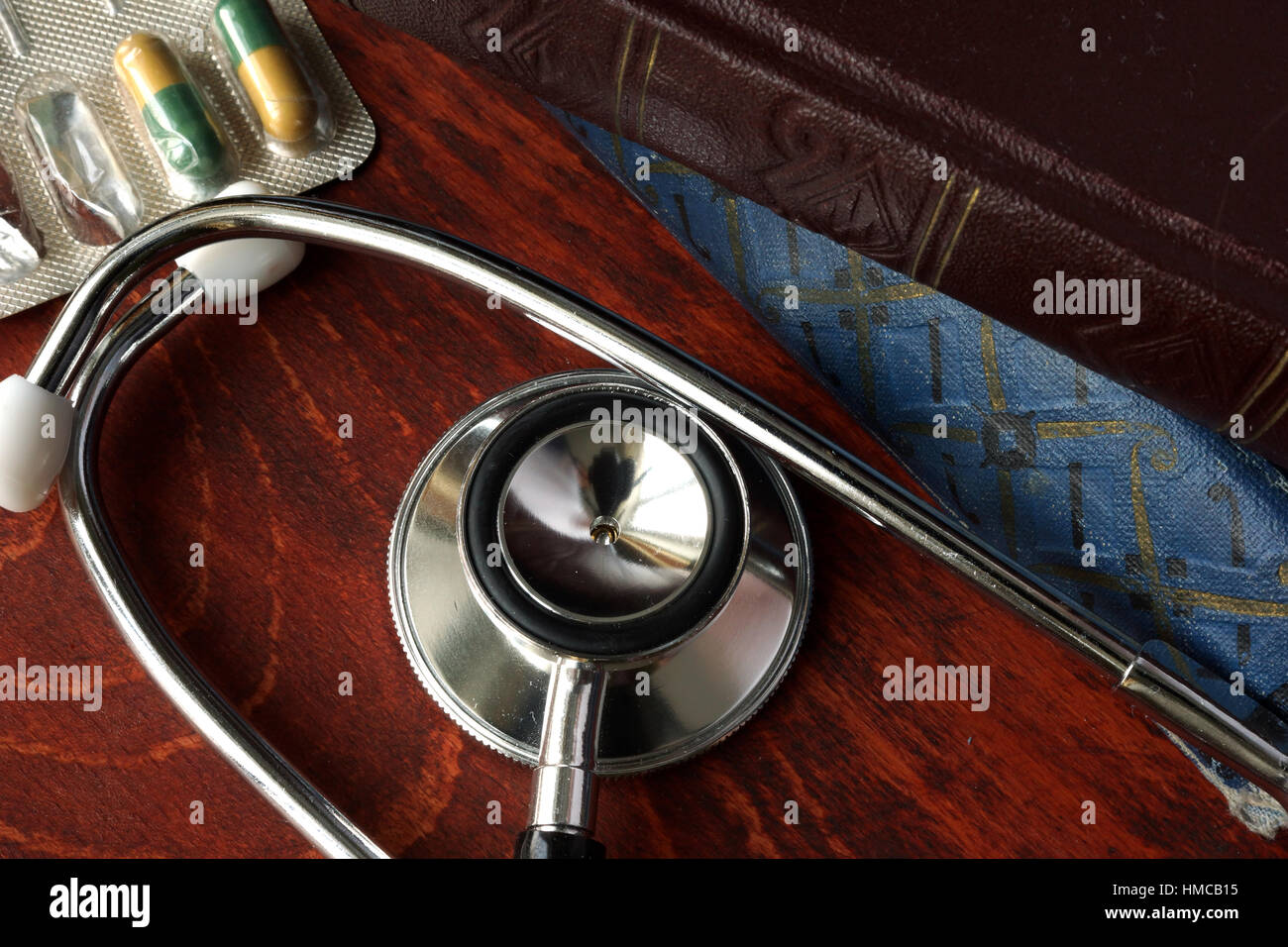 Stethoskop und Bücher auf dem Tisch. Medizinische Ausbildung. Stockfoto