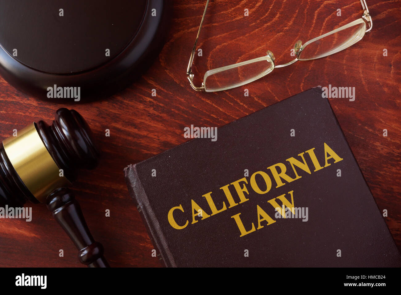 Buch mit Titel kalifornischem Recht und einen Hammer. Stockfoto
