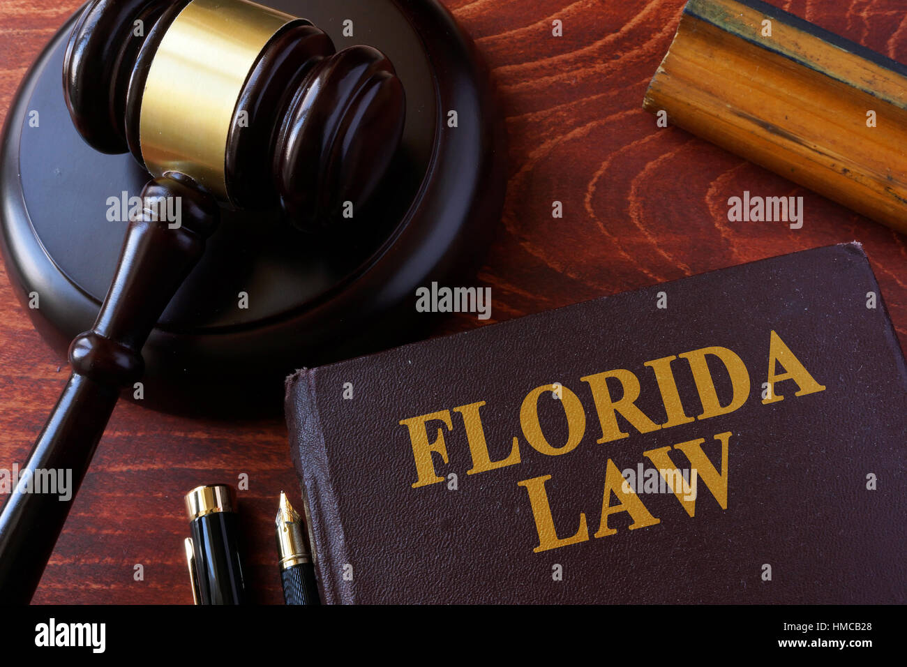 Buch mit Titel Florida Gesetz und ein Hammer. Stockfoto