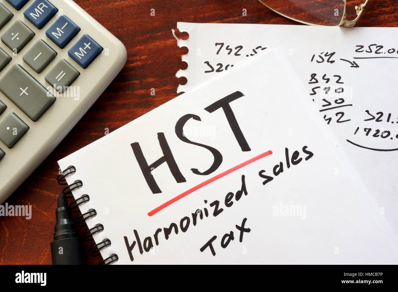 Die harmonisierte Verkaufssteuer (HST) in eine Notiz geschrieben. Stockfoto