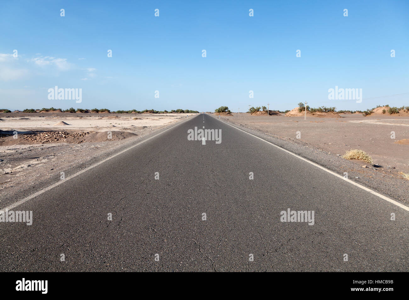 Leere Straße durch Wüste Dasht-e Beute, Iran Stockfoto
