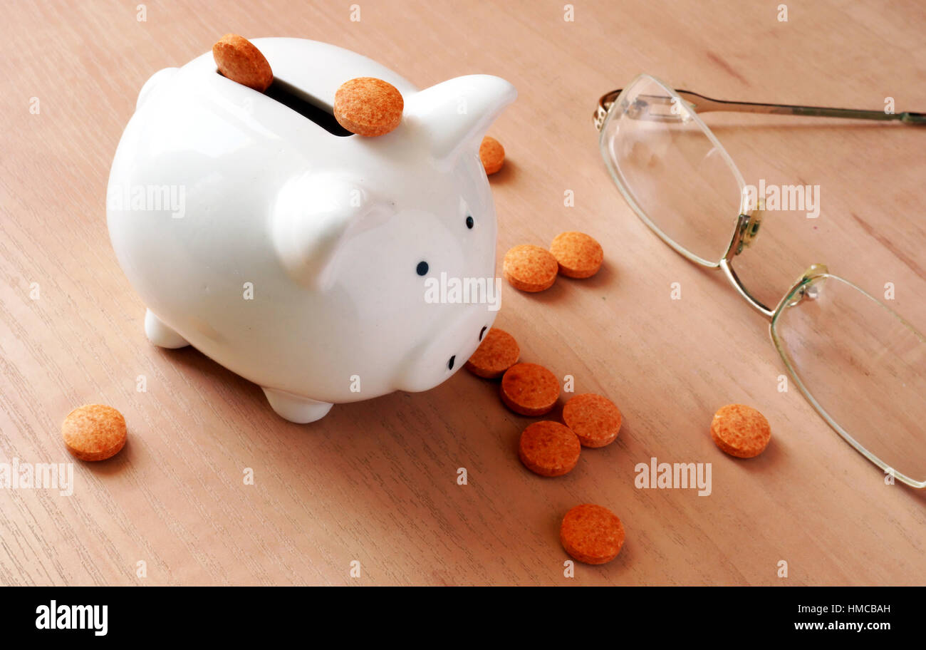 Sparschwein und Pillen. Medikamente Kosten Konzept. Stockfoto