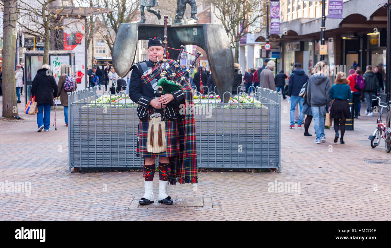 Highland Straßenmusiker in Abington St, Northampton, Großbritannien Stockfoto