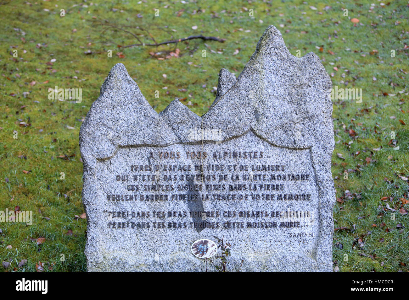 Inschrift auf einem Grabstein: "für alle Kletterer." Friedhof Chamonix. Stockfoto