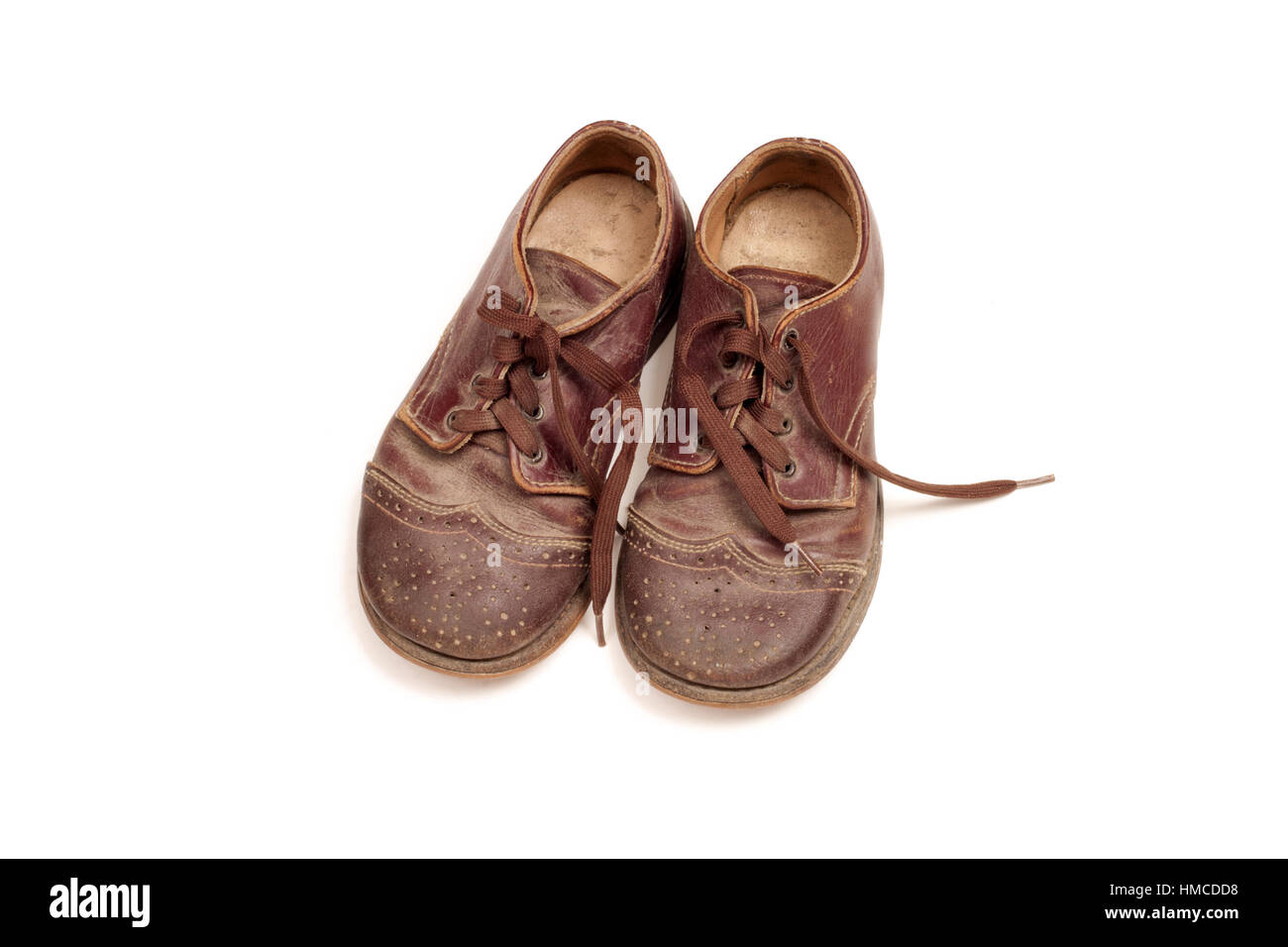 Ein paar Vintage und abgewetzten braunen Brogue Oxford oder Wingtip Kind Schuhe isoliert auf weiss. Stockfoto