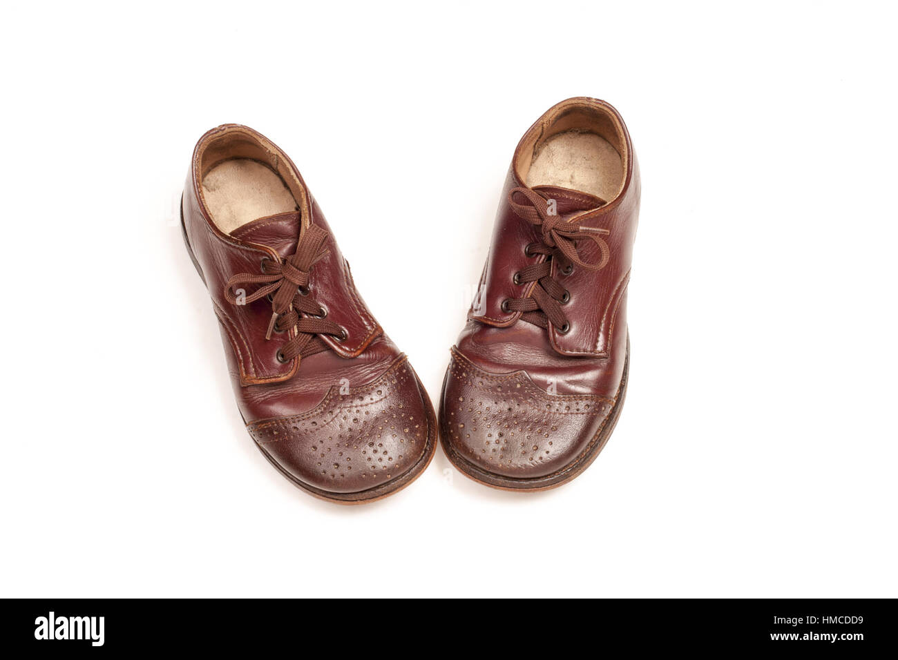 Ein paar Vintage braun männlichen Kindergröße Brogue, Oxford oder Wingtip Schnürsenkel Schuhe isoliert auf weiss. Stockfoto